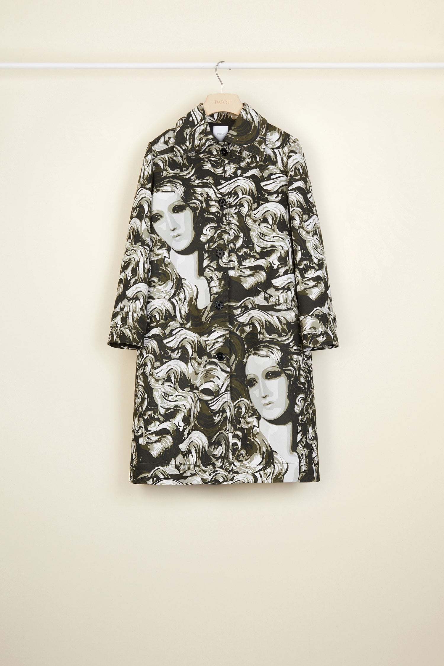 Patou - Cappotto in gabardine stampata con orlo a balza - Ondines Print - No balze? No grazie!Cappotto in gabardine di cotone. Stampa &amp;quot;Ondines&amp;quot; ispirazione sirena che riprende i codici del mimetico. Silhouette dritta, maniche raglan. Chiusura con bottoni. Due tasche laterali. Cinturini abbottonati ai polsi. Balza rimovibile sull&amp;#39;orlo.