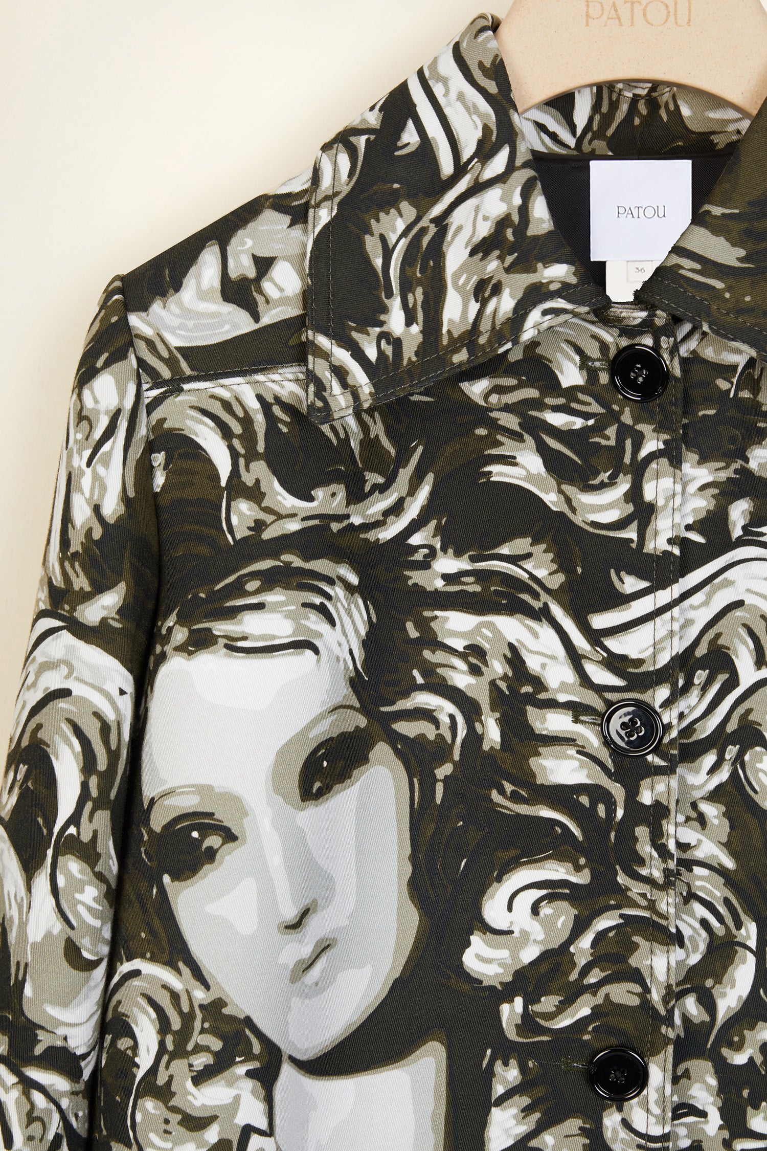Patou - Cappotto in gabardine stampata con orlo a balza - Ondines Print - No balze? No grazie!Cappotto in gabardine di cotone. Stampa &amp;quot;Ondines&amp;quot; ispirazione sirena che riprende i codici del mimetico. Silhouette dritta, maniche raglan. Chiusura con bottoni. Due tasche laterali. Cinturini abbottonati ai polsi. Balza rimovibile sull&amp;#39;orlo.