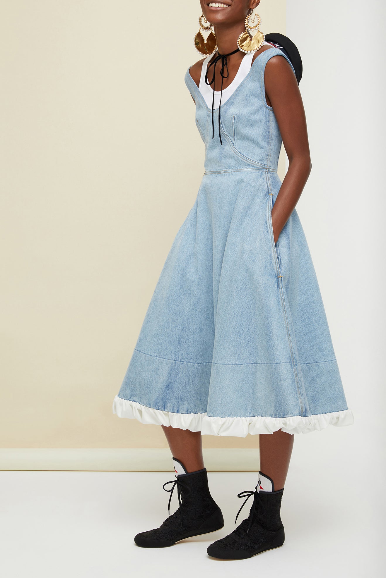 Patou - Midi-Jeanskleid - Blueberry - Unter Denim hervorblitzende Popeline.Midikleid aus hell gewaschenem Denim. Die Figur betonendes, eng anliegendes Mieder mit tiefem Ausschnitt und kontrastfarbenen Abnähern. Goldfarbener Reißverschluss und Abnäher hinten. Zwei Seitentaschen. Ausgestellter Rock mit am Saum hervorguckendem weißem Baumwollfutter.