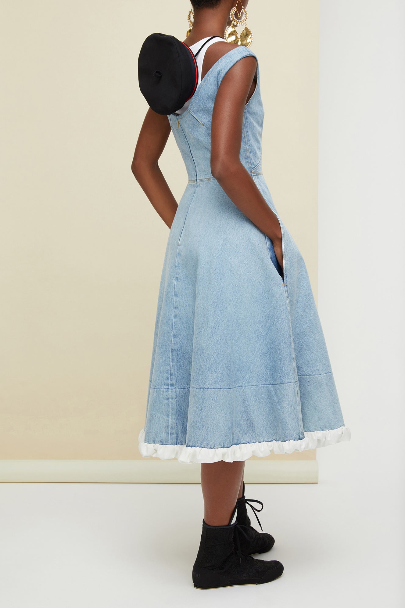 Patou - Midi-Jeanskleid - Blueberry - Unter Denim hervorblitzende Popeline.Midikleid aus hell gewaschenem Denim. Die Figur betonendes, eng anliegendes Mieder mit tiefem Ausschnitt und kontrastfarbenen Abnähern. Goldfarbener Reißverschluss und Abnäher hinten. Zwei Seitentaschen. Ausgestellter Rock mit am Saum hervorguckendem weißem Baumwollfutter.