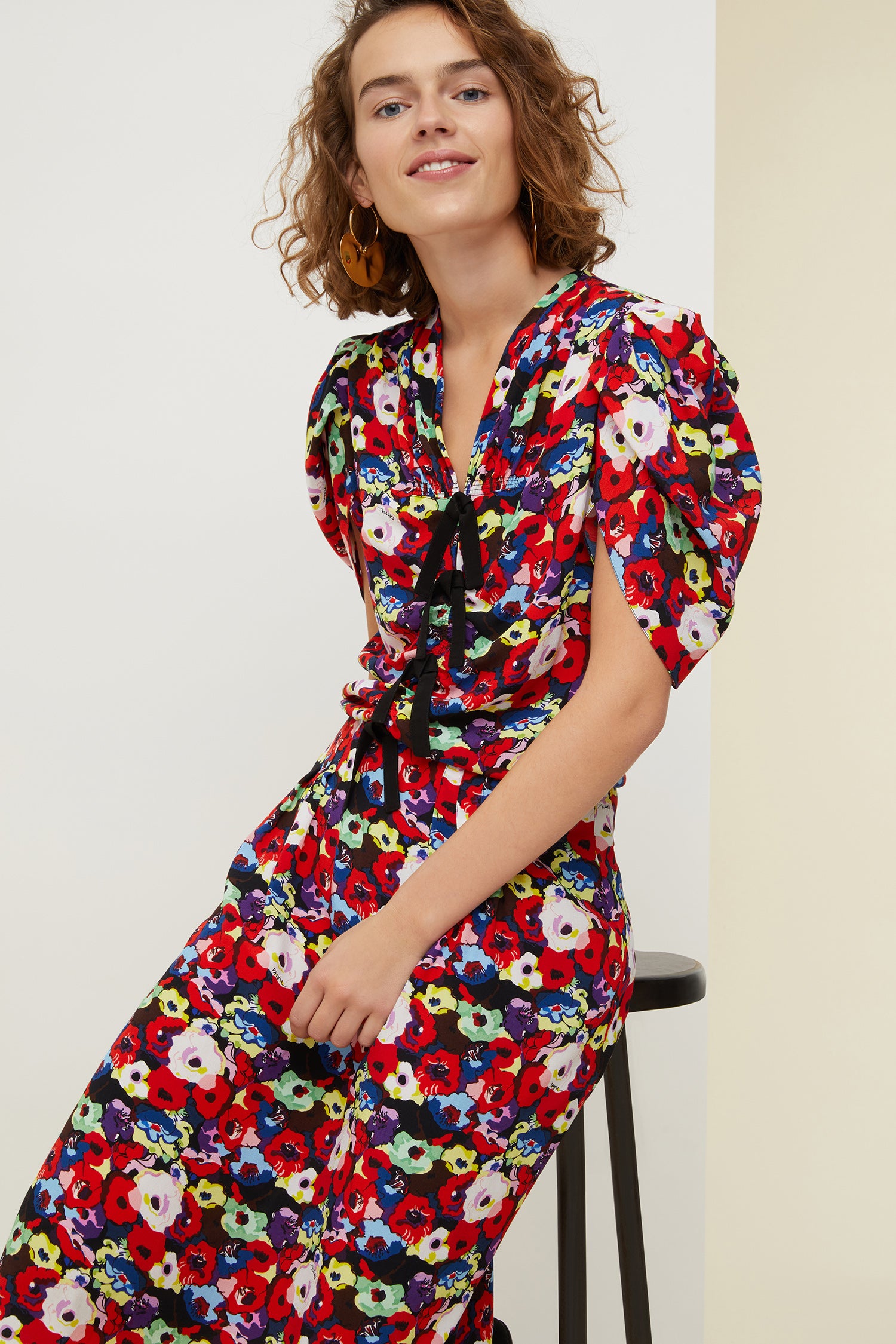 Patou - Bow-embellished floral ruched dress - A Thousand Flowers Bloom Print - Bows and blooms. Ruched dress in this season&amp;#39;s signature &amp;quot;A Thousand Flowers Bloom&amp;quot; print. Multiple black bows at the front. Short tulip sleeves. Zip fastening at the back. Long skirt with pleats at the front and box pleat at the back.
