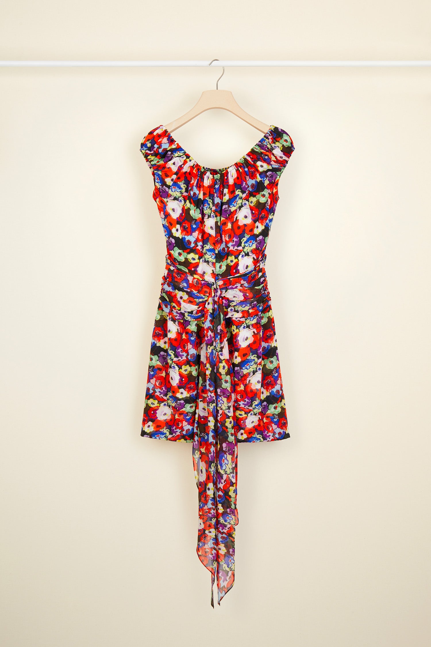 Patou - Vestito drappeggiato con spalle scoperte - A Thousand Flowers Bloom Print - I giochi di drappeggio scoprono le spalle.Vestito in georgette di seta con stampa floreale &amp;quot;A Thousand Flowers Bloom&amp;quot; . Collo elasticizzato disegnato per scoprire le spalle. Pannello drappeggiato sul retro che sottolinea la vita. Gonna corta con dettagli di ruche. Chiusura con cerniera sul retro. Fodera stampata per creare giochi di sovrapposizione.