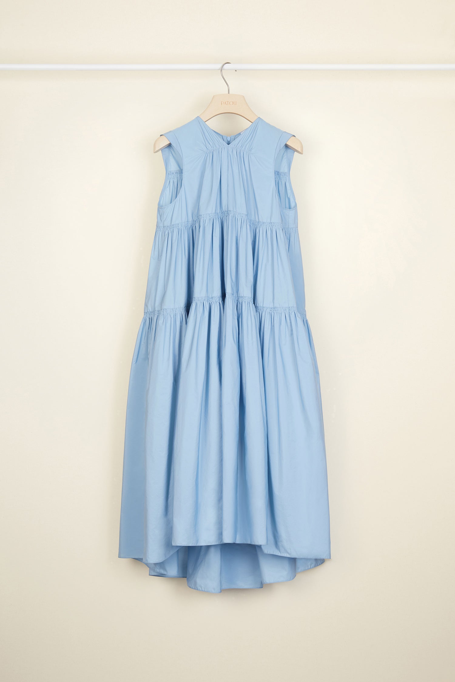 Patou - Robe maxi à volants - Blue - Patou, fou de volants !Robe maxi en faille bleue. Silhouette évasée sans manches avec construction à étages. Encolure arrondie avec détails de smocks. Fermeture par glissière à l&amp;#39;arrière.