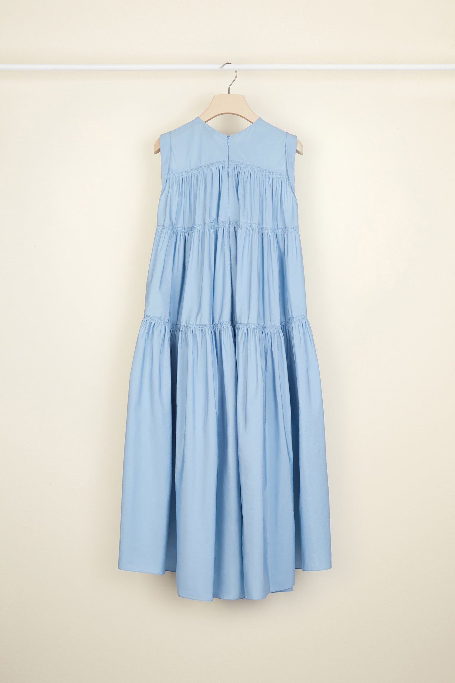 Patou - Robe maxi à volants - Blue - Patou, fou de volants !Robe maxi en faille bleue. Silhouette évasée sans manches avec construction à étages. Encolure arrondie avec détails de smocks. Fermeture par glissière à l&amp;#39;arrière.