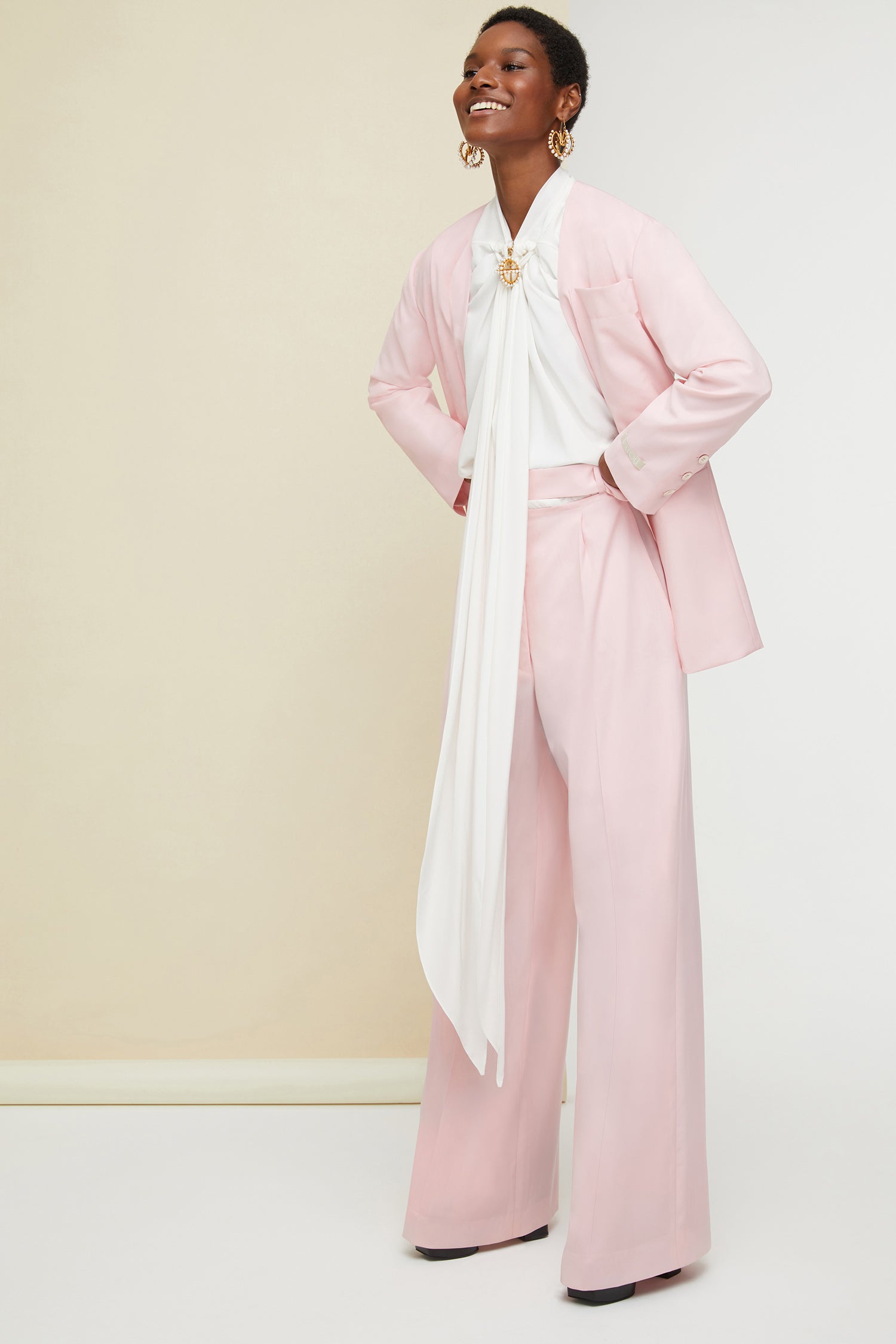 Patou - Kragenlose Sommer-Wolljacke - Peony - Gut geschnitten mit lässigem Look.Pfingstrosenpinke Sommer-Wolljacke. Oversize-Schnitt. Kragenlos und einreihig geknöpft. Knöpfe mit eingraviertem JP-Logo. Überdimensionale Brusttasche und zwei Einschubtaschen. Hinten hoher Gehschlitz mit Knopf. Knöpfe an den Bundabschlüssen. Patou-Aufnäher am Ärmel. Ungefüttert.