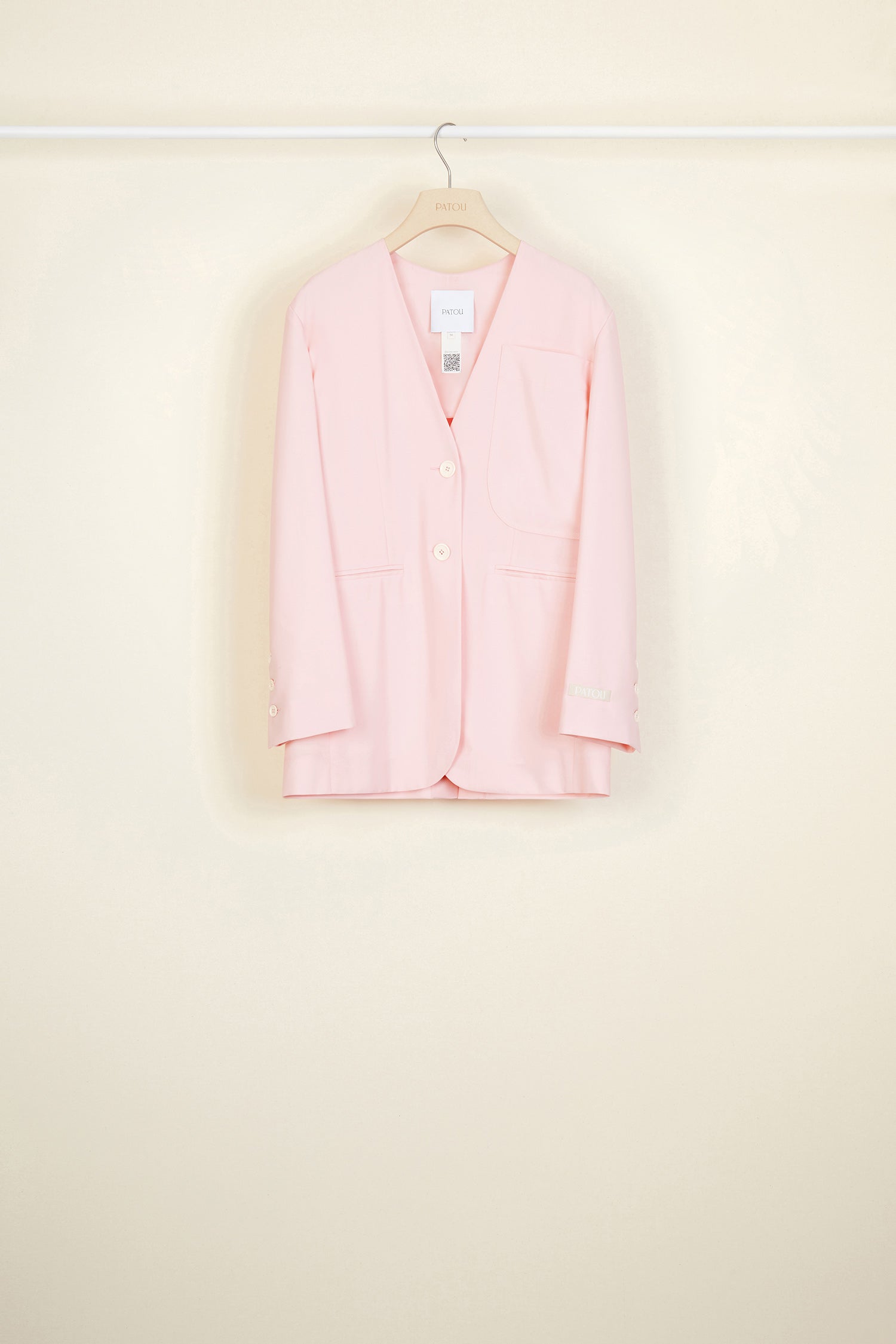 Patou - Kragenlose Sommer-Wolljacke - Peony - Gut geschnitten mit lässigem Look.Pfingstrosenpinke Sommer-Wolljacke. Oversize-Schnitt. Kragenlos und einreihig geknöpft. Knöpfe mit eingraviertem JP-Logo. Überdimensionale Brusttasche und zwei Einschubtaschen. Hinten hoher Gehschlitz mit Knopf. Knöpfe an den Bundabschlüssen. Patou-Aufnäher am Ärmel. Ungefüttert.