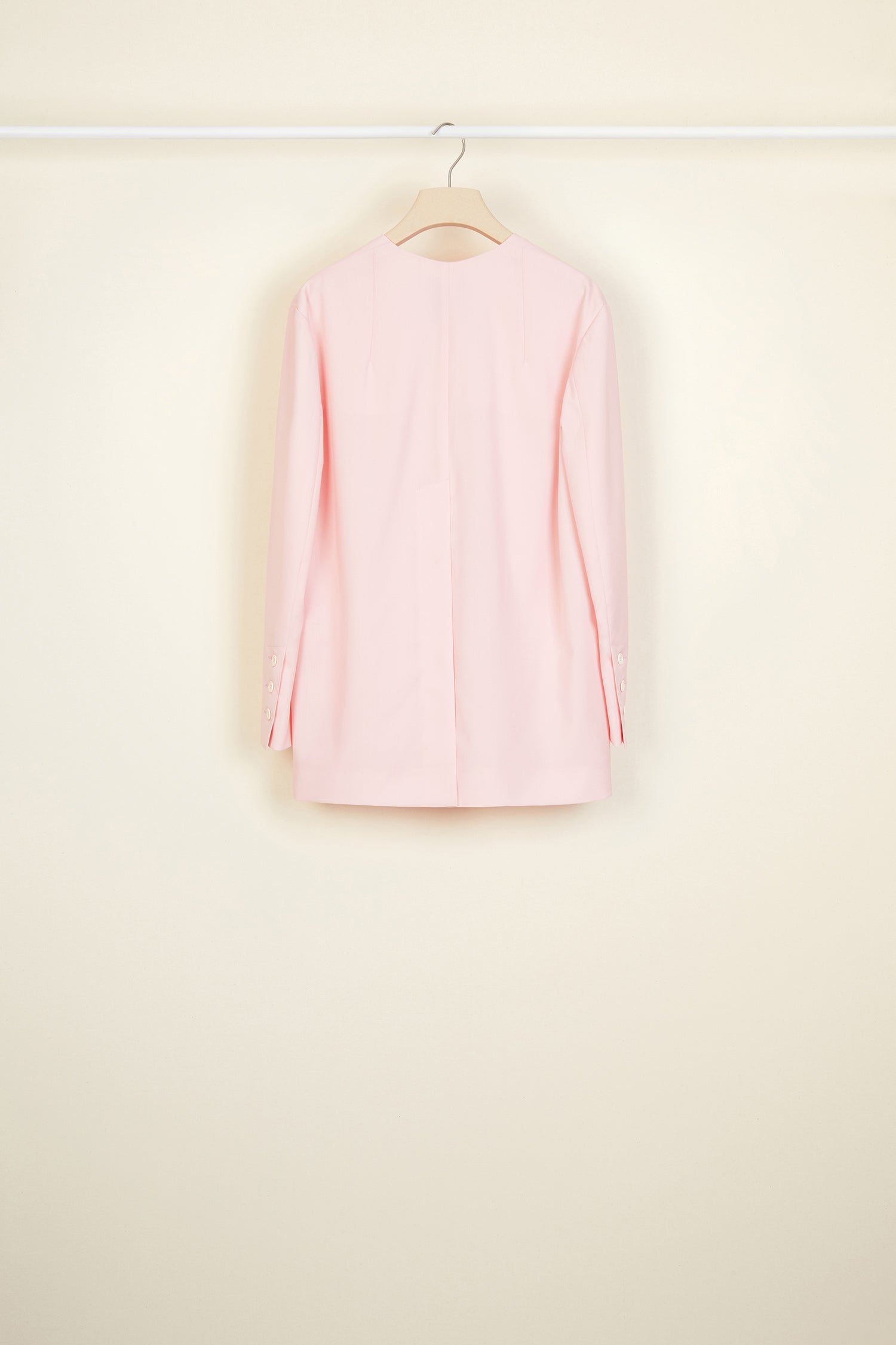 Patou - Kragenlose Sommer-Wolljacke - Peony - Gut geschnitten mit lässigem Look.Pfingstrosenpinke Sommer-Wolljacke. Oversize-Schnitt. Kragenlos und einreihig geknöpft. Knöpfe mit eingraviertem JP-Logo. Überdimensionale Brusttasche und zwei Einschubtaschen. Hinten hoher Gehschlitz mit Knopf. Knöpfe an den Bundabschlüssen. Patou-Aufnäher am Ärmel. Ungefüttert.