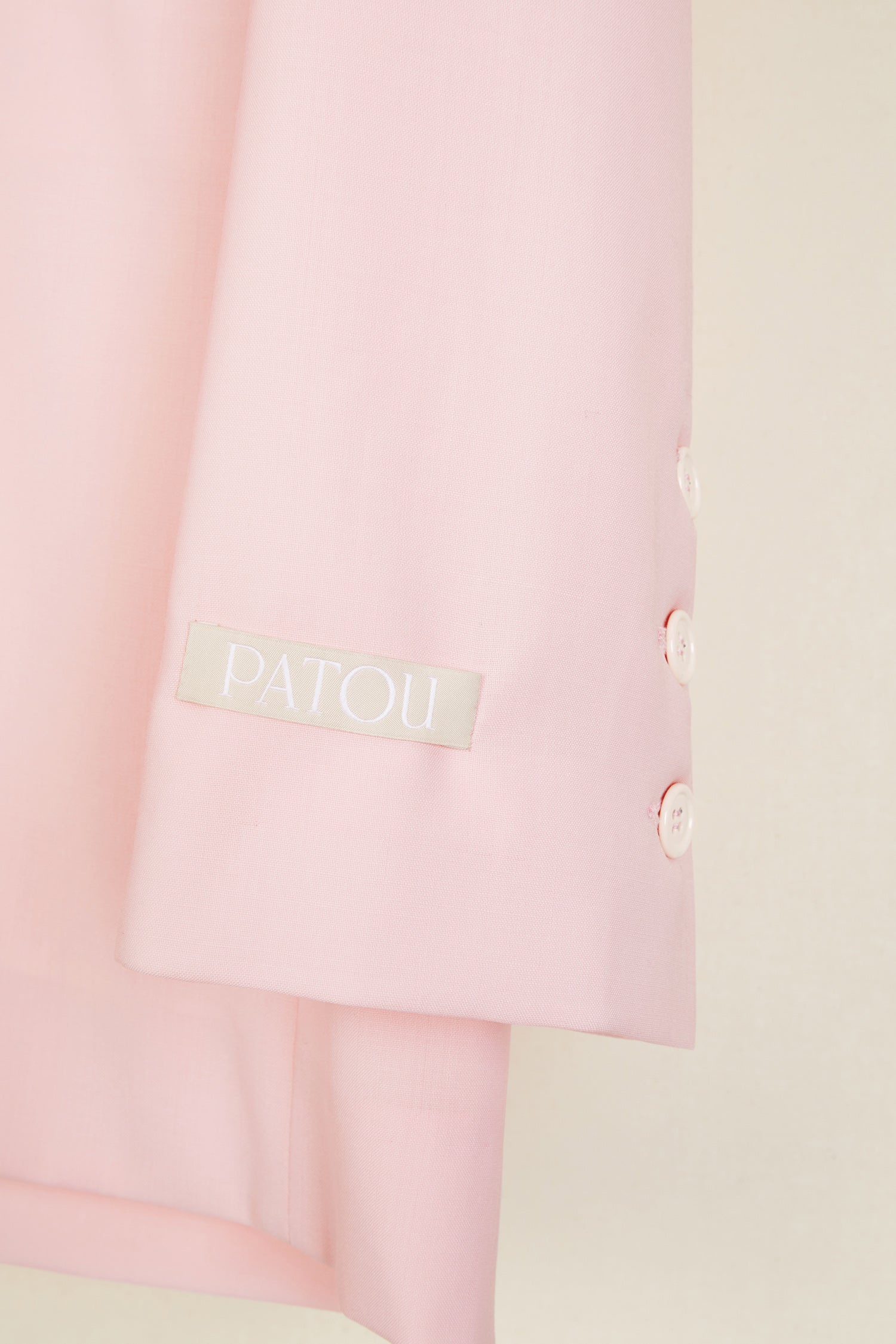 Patou - Kragenlose Sommer-Wolljacke - Peony - Gut geschnitten mit lässigem Look.Pfingstrosenpinke Sommer-Wolljacke. Oversize-Schnitt. Kragenlos und einreihig geknöpft. Knöpfe mit eingraviertem JP-Logo. Überdimensionale Brusttasche und zwei Einschubtaschen. Hinten hoher Gehschlitz mit Knopf. Knöpfe an den Bundabschlüssen. Patou-Aufnäher am Ärmel. Ungefüttert.
