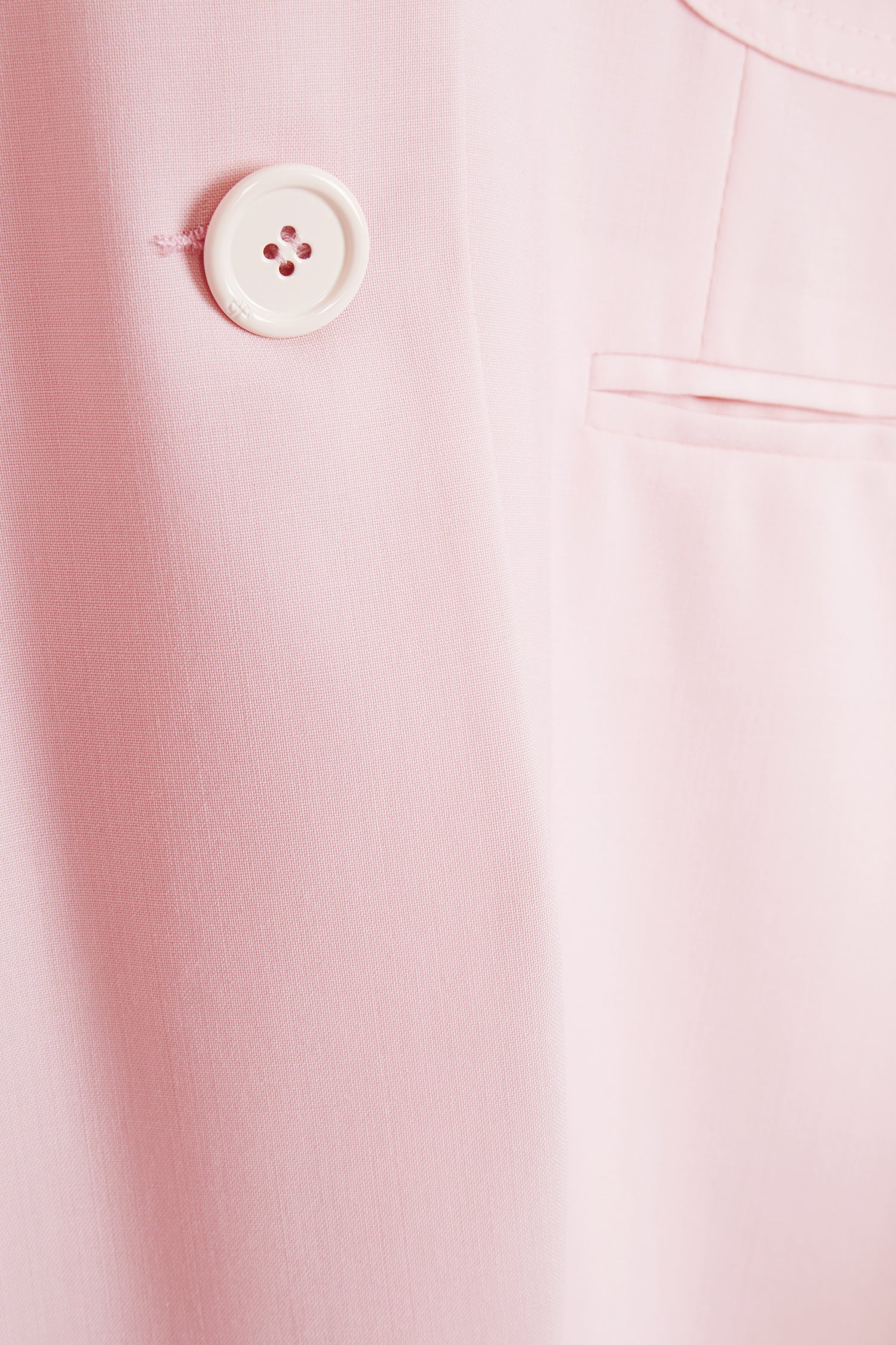 Patou - Kragenlose Sommer-Wolljacke - Peony - Gut geschnitten mit lässigem Look.Pfingstrosenpinke Sommer-Wolljacke. Oversize-Schnitt. Kragenlos und einreihig geknöpft. Knöpfe mit eingraviertem JP-Logo. Überdimensionale Brusttasche und zwei Einschubtaschen. Hinten hoher Gehschlitz mit Knopf. Knöpfe an den Bundabschlüssen. Patou-Aufnäher am Ärmel. Ungefüttert.