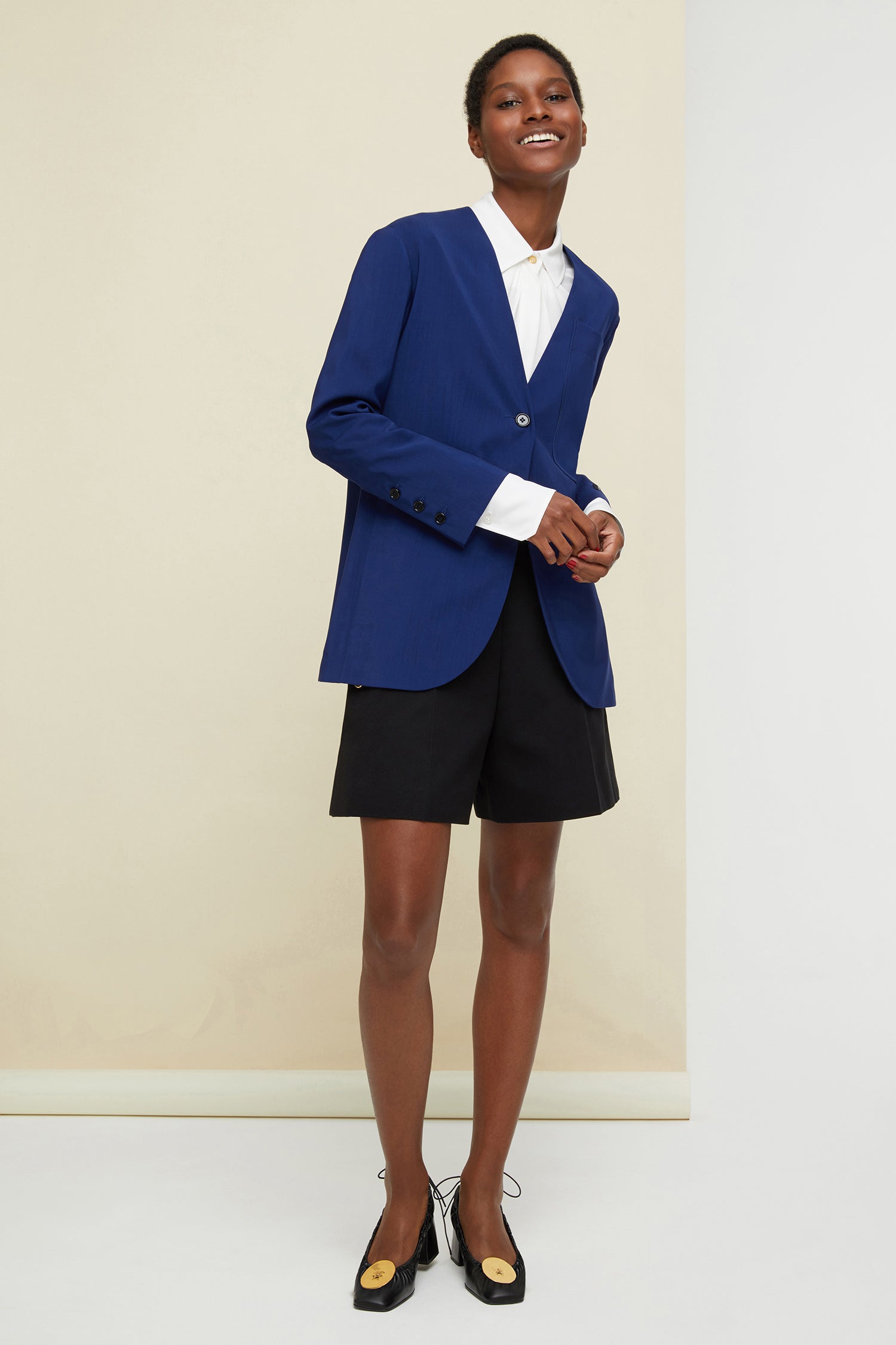 Patou - Collarless summer wool jacket - Persian Blue - Tailoring with a side of effortlessness.Persian blue summer wool jacket. Oversized fit. Collarless, single-breasted style. JP logo-engraved buttons. Oversized chest pocket, two slit pockets. High vent with a button at the back. Buttoned cuffs. Tailor-style Patou label on the sleeve. Unlined.