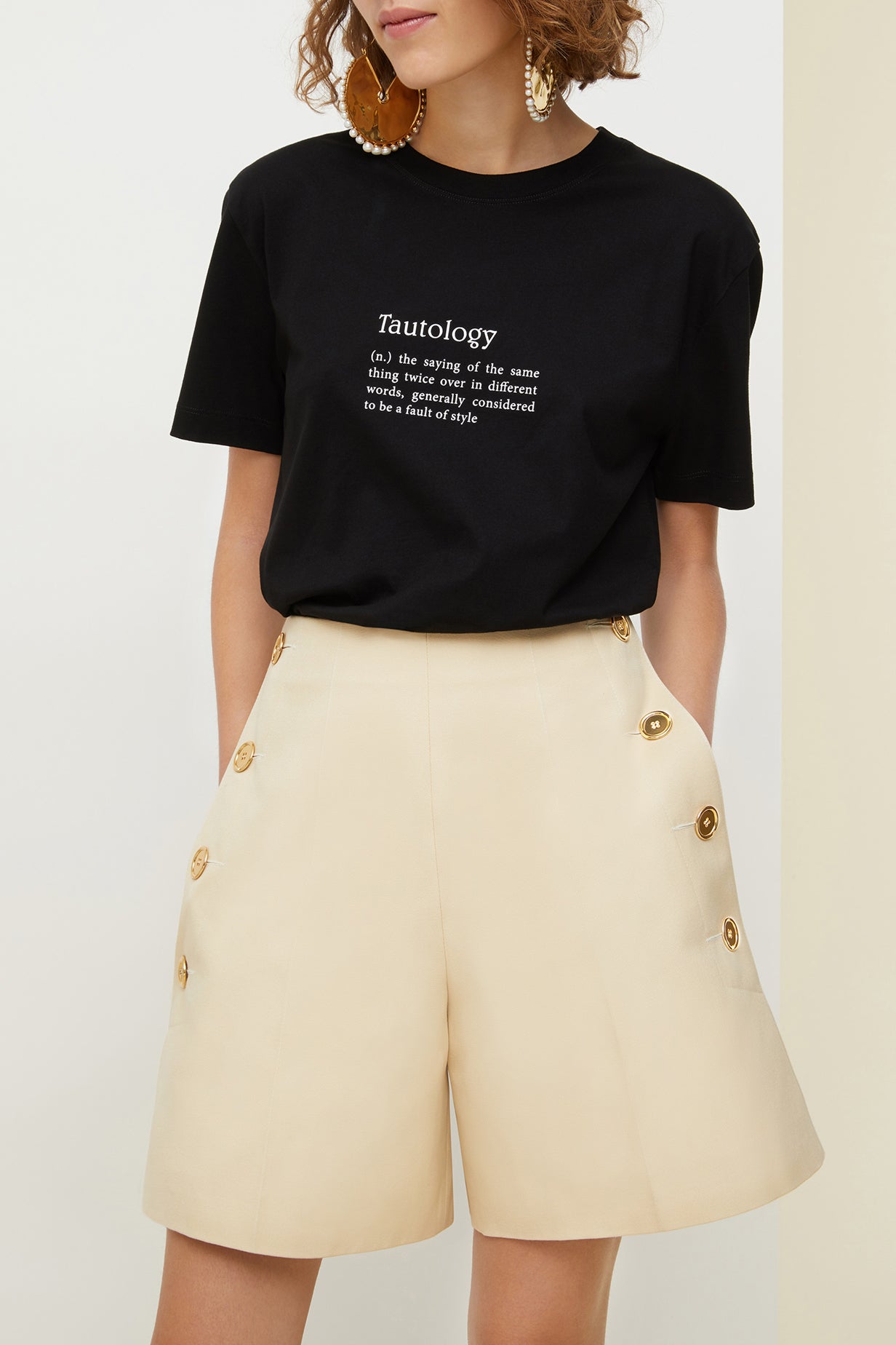 Patou - Maglietta Tautology in cotone bio - Tautology Black - L&amp;#39;arte di coltivare l&amp;#39;imperfezione.  Maglietta in cotone bio nero. Stampa in stile dizionario sul fronte, logo sul retro. Vestibilità classica, collo rotondo.