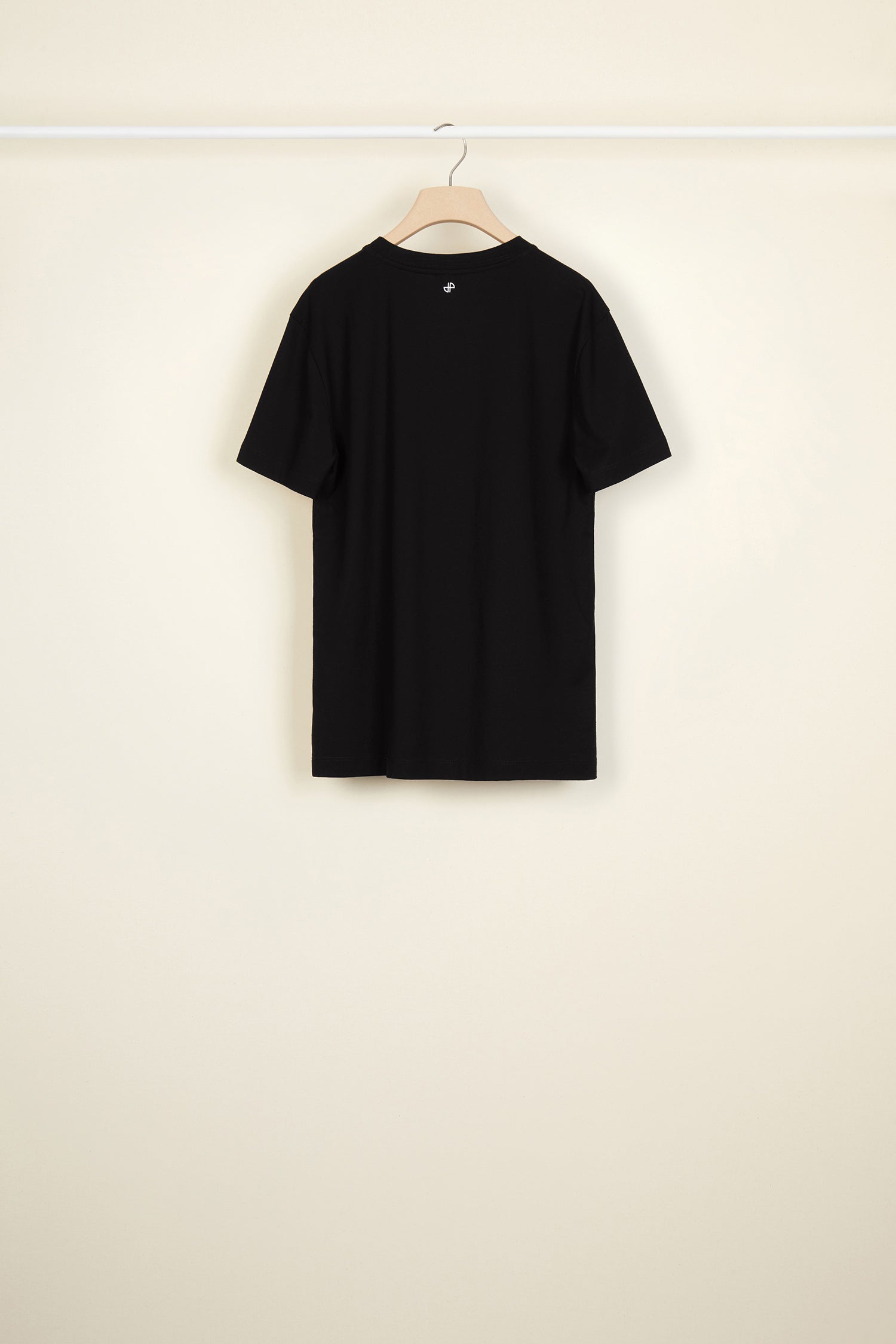 Patou - Maglietta Tautology in cotone bio - Tautology Black - L&amp;#39;arte di coltivare l&amp;#39;imperfezione.  Maglietta in cotone bio nero. Stampa in stile dizionario sul fronte, logo sul retro. Vestibilità classica, collo rotondo.