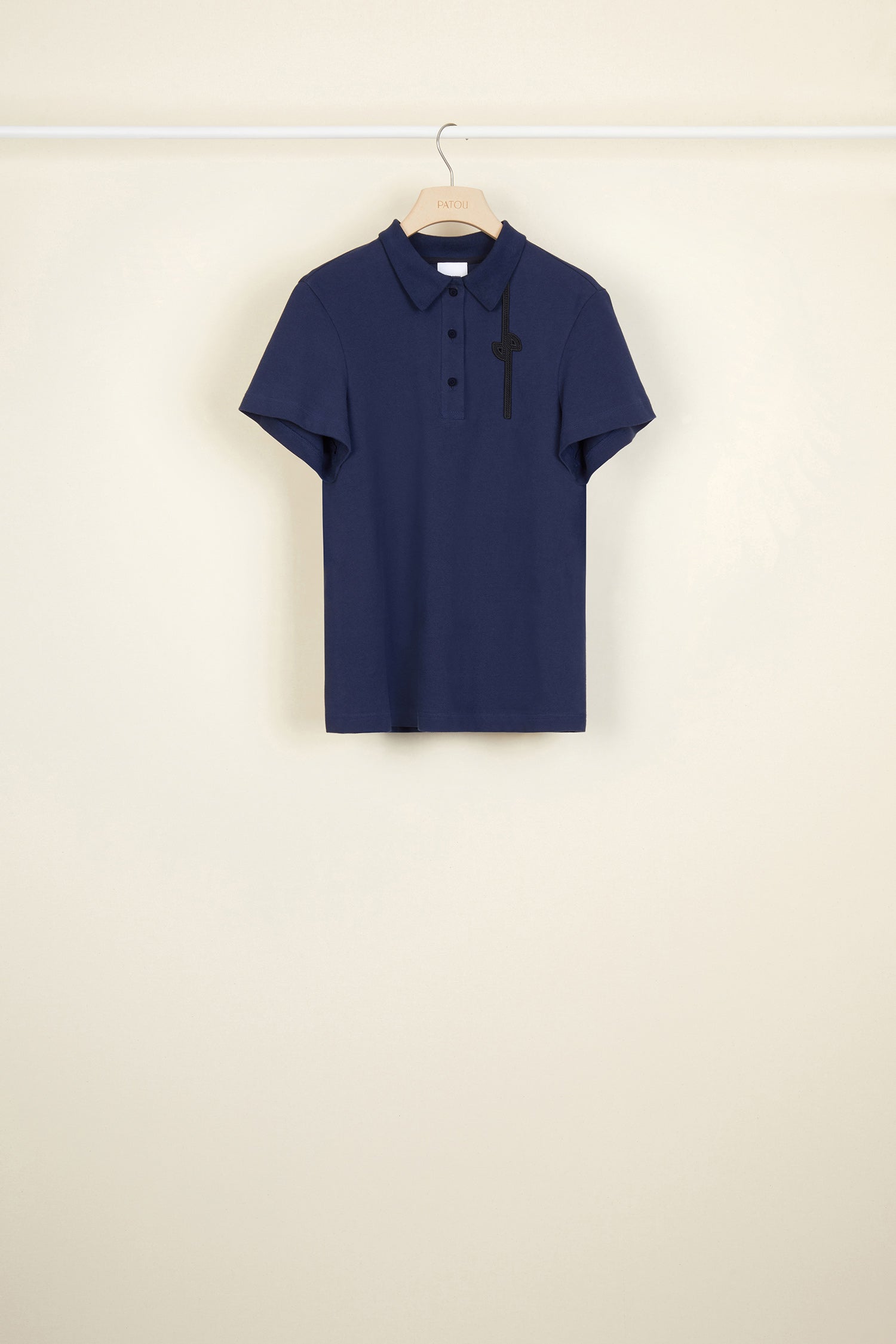 Patou - Baumwoll-Polohemd mit Logo - Navy - Dieses Polo lieben wir!Marineblaues Baumwoll-Polohemd mit neu interpretiertem JP-Logo in Schwarz. Geknöpfter Kragen. Leicht ausgestellt.