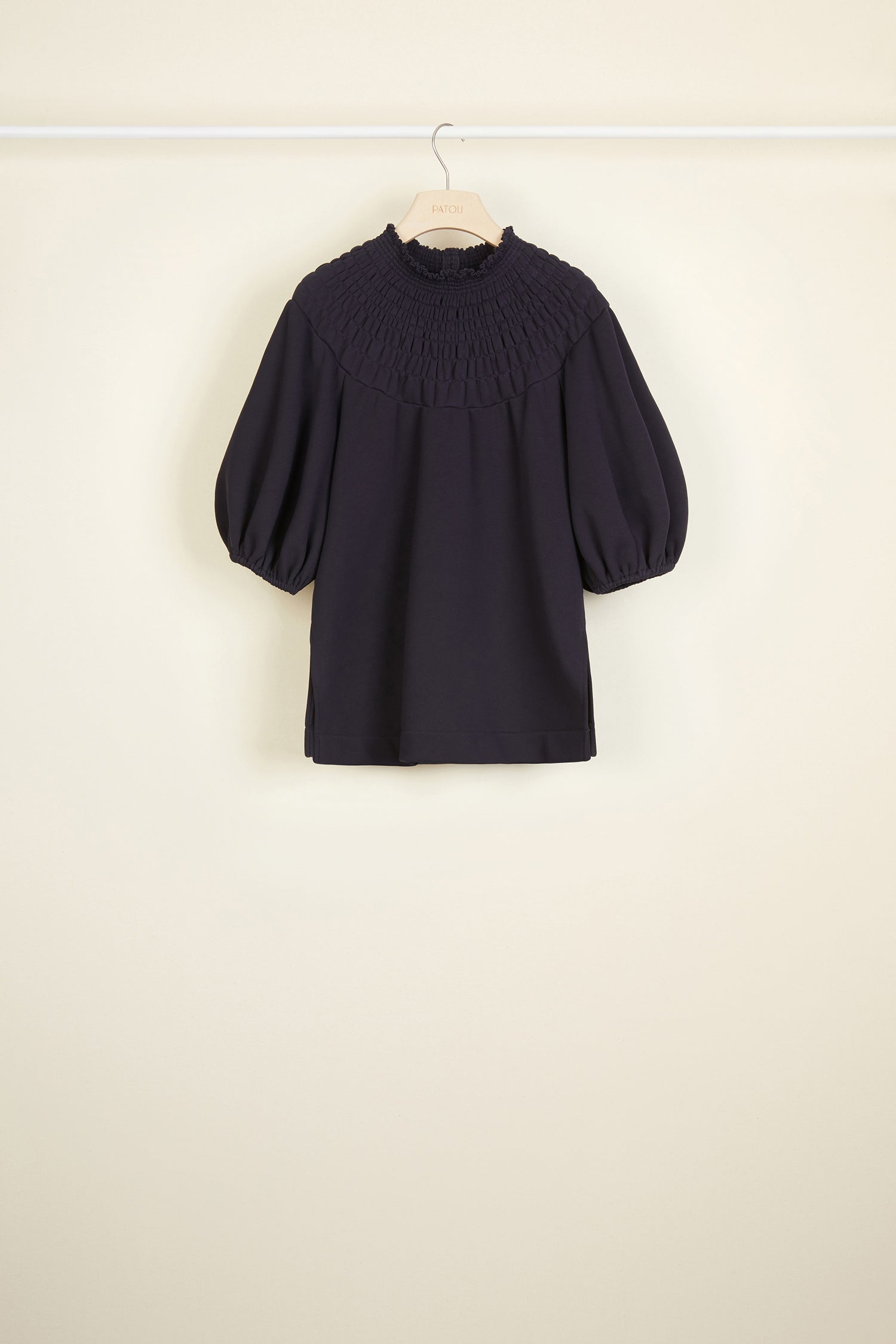 Patou - Sweat en coton à col smocké - Navy - Le smocké décontracté.Sweat léger en coton bleu marine avec col smocké pouvant dévoiler les épaules. Logo JP doré au dos. Manches trois-quarts avec poignets élastiques. Fentes latérales.