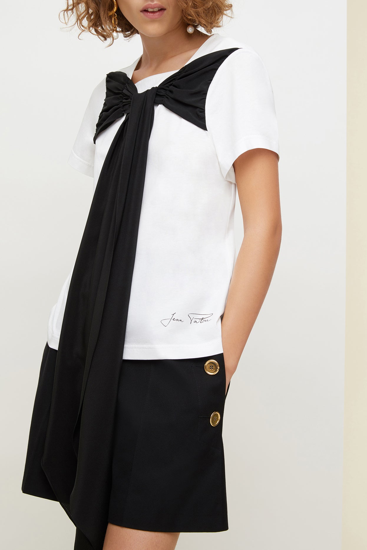 Patou - T-shirt en coton à noeud - Black and White - Un classique sublimé.T-shirt en coton blanc avec liens en crêpe noir à nouer à l&amp;#39;avant. Encolure géométrique. Silhouette légèrement évasée. Signature Patou à l&amp;#39;ourlet.