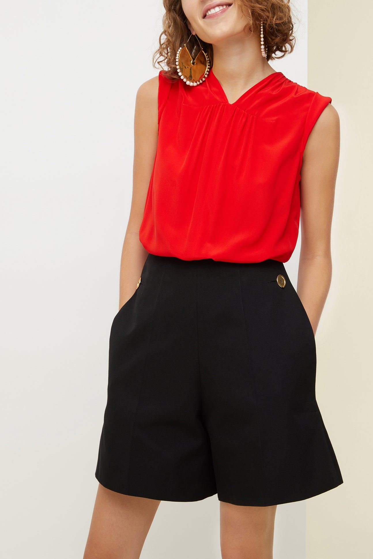 Patou - Tuta bicolore in seta e cotone - Black &amp;amp; Poppy - Gli opposti si attraggono.Tuta in seta rosso papavero e Panama di cotone nero. Smanicata, chiusura con cerniera sul retro. Pantaloncini con pince; tasche laterali con bottoni dorati incisi JP.
