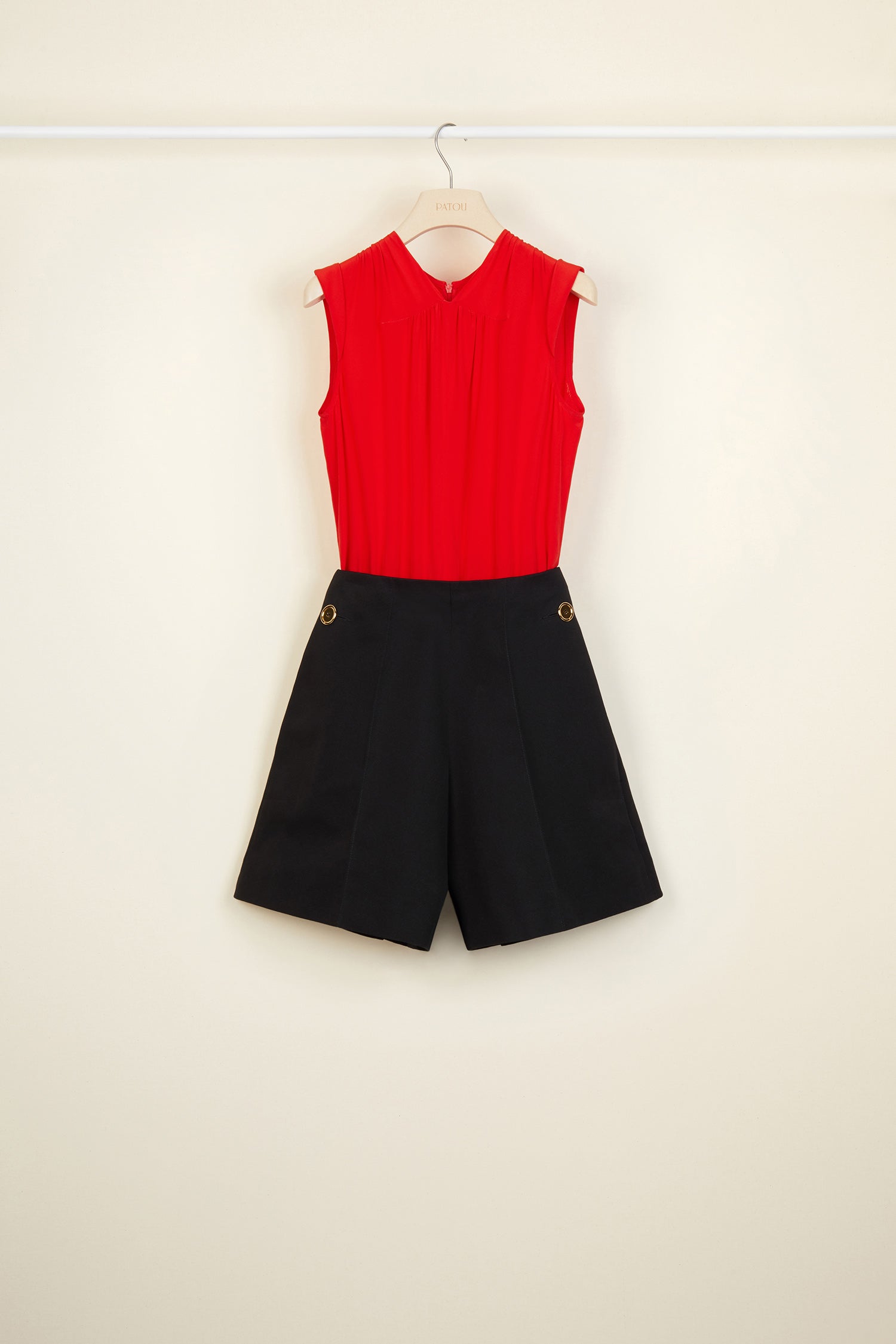 Patou - Tuta bicolore in seta e cotone - Black &amp;amp; Poppy - Gli opposti si attraggono.Tuta in seta rosso papavero e Panama di cotone nero. Smanicata, chiusura con cerniera sul retro. Pantaloncini con pince; tasche laterali con bottoni dorati incisi JP.