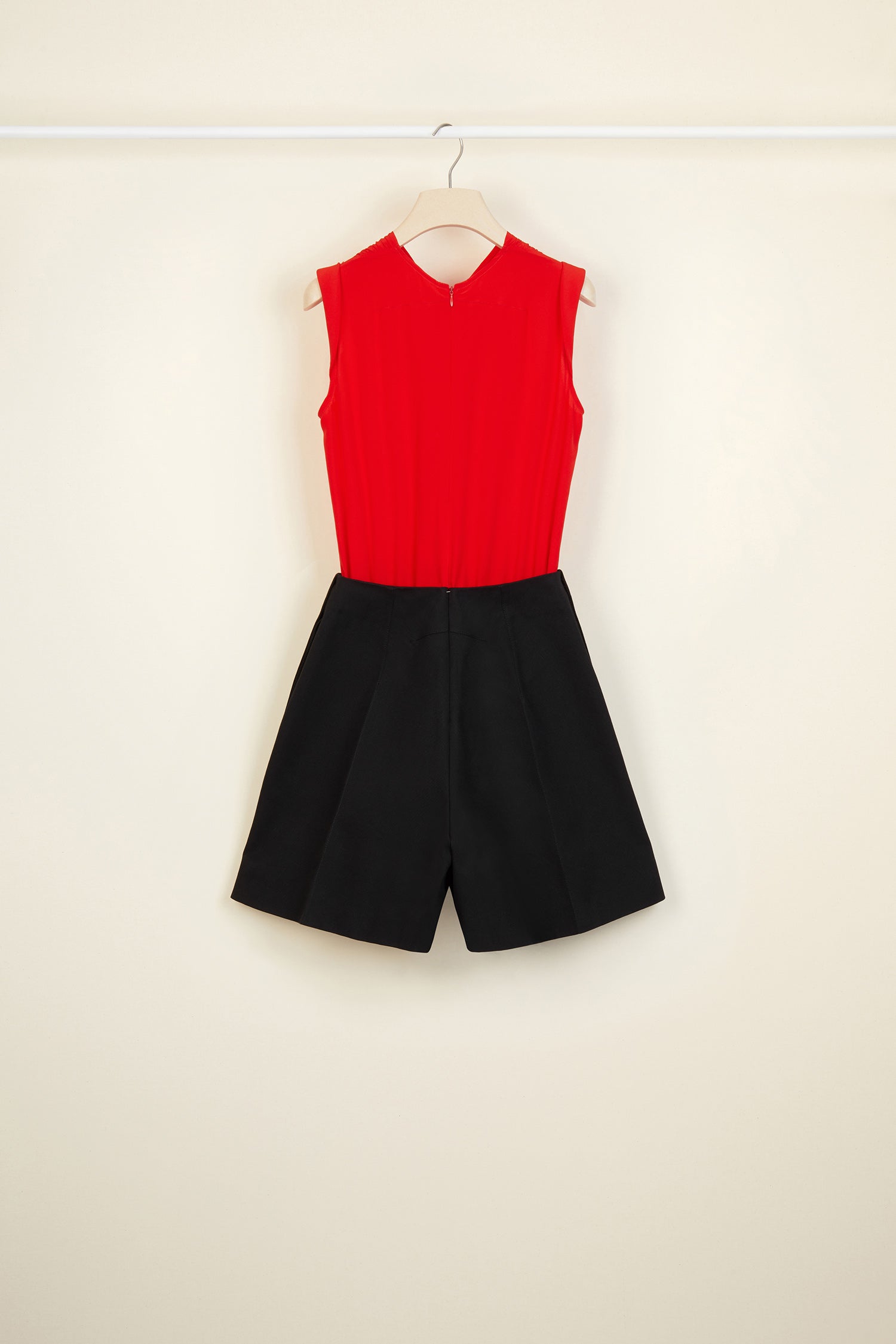 Patou - Tuta bicolore in seta e cotone - Black &amp;amp; Poppy - Gli opposti si attraggono.Tuta in seta rosso papavero e Panama di cotone nero. Smanicata, chiusura con cerniera sul retro. Pantaloncini con pince; tasche laterali con bottoni dorati incisi JP.