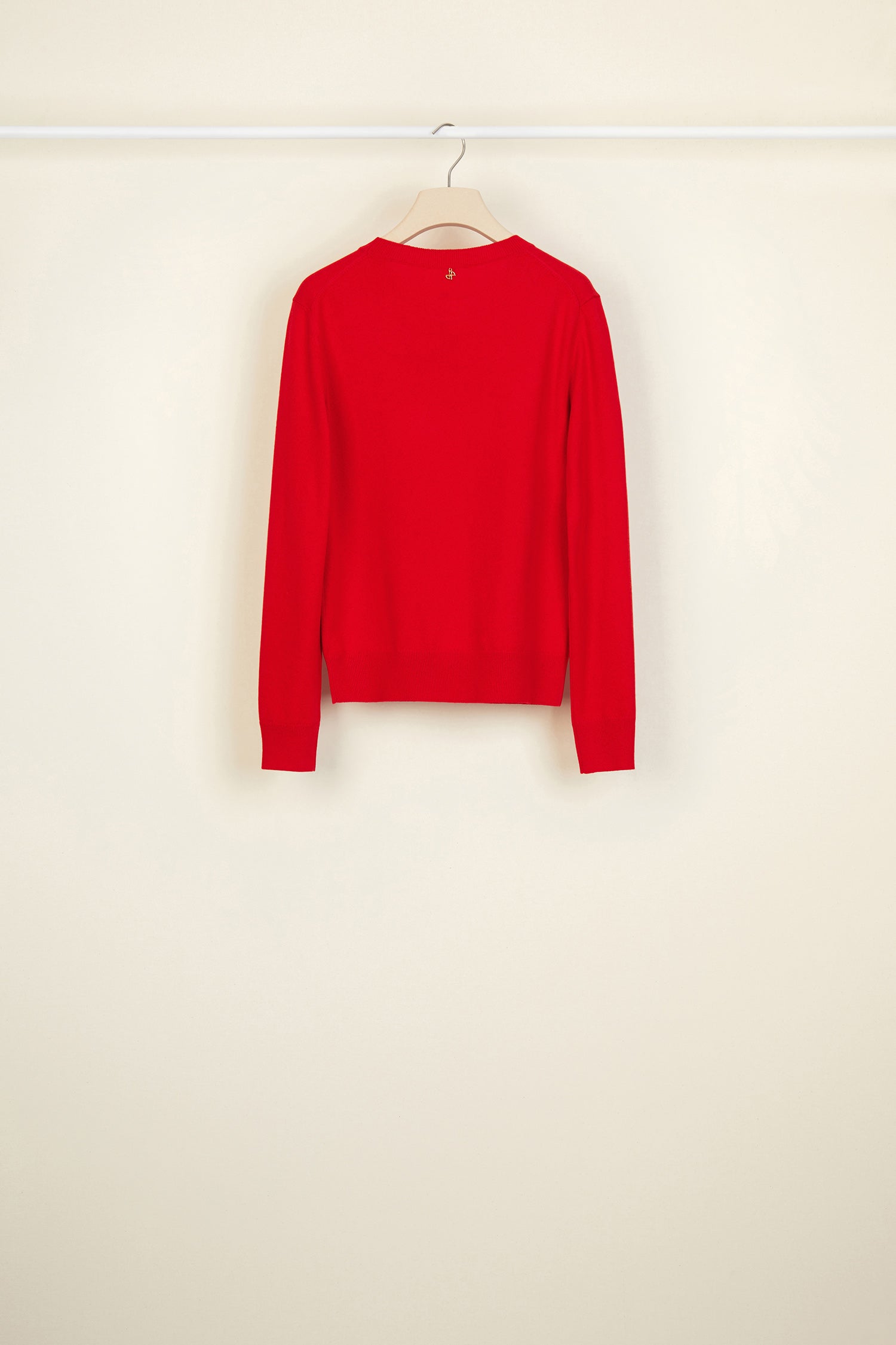 Patou - Merino wool and cashmere jumper - Poppy - A smocked twist on a classic.Poppy Merino wool and cashmere sweater. Round neck and smocked detailing at the front. Gold-coloured metal logo at the back. Ribbed collar, waistband and cuffs.