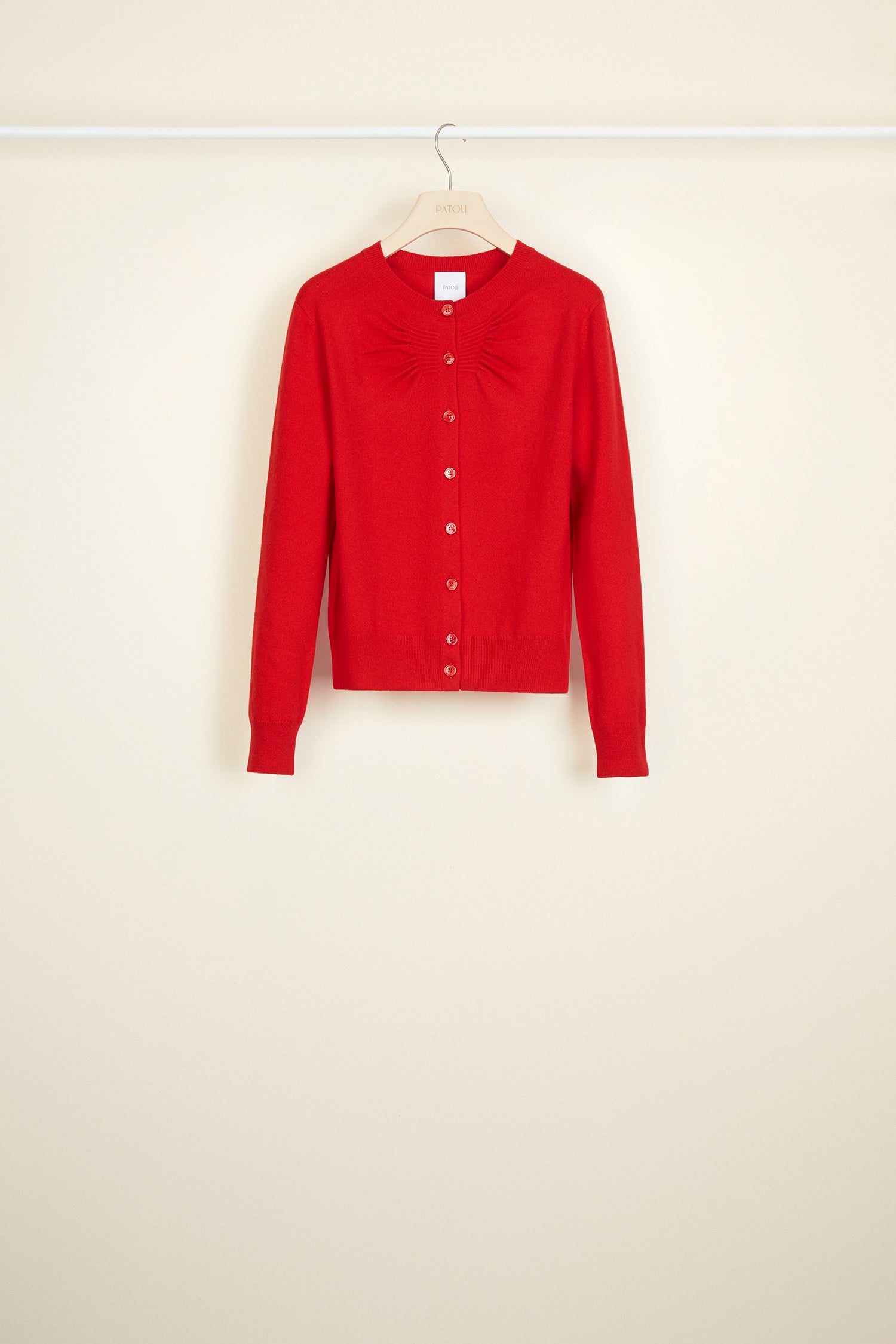 Patou - Cardigan aus Merinowolle und Kaschmir - Poppy - Mit Smok-Details aufgepeppter Klassiker.  Schwarzer Cardigan aus Merinowolle und Kaschmir. Rundhalsausschnitt und gesmokte Details vorne. Perlmuttknöpfe vorne. Goldfarbenes Metall-Logo hinten. Rippen an Kragen, Bund und Ärmelbündchen.