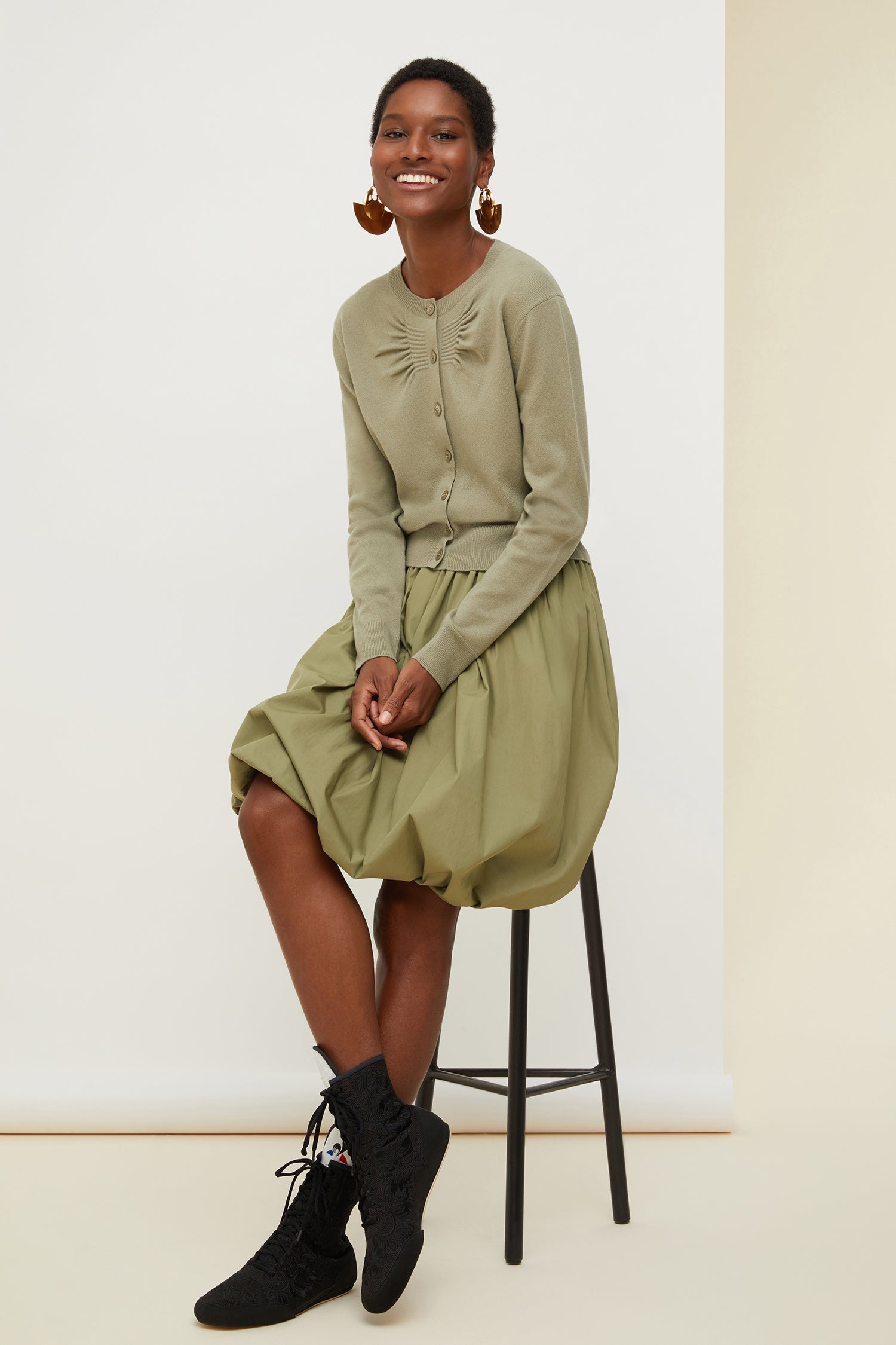 Patou - Cardigan in lana e cachemire - Khaki - I dettagli signature che reinventano un classico.  Cardigan in misto lana merino e cachemire verde militare. Collo tondo e dettaglio in nido d&amp;#39;ape sul petto. Chiusura con bottoni in madreperla sul fronte. Logo in metallo dorato cucito sul retro. Scollo, orlo e polsini a costine.