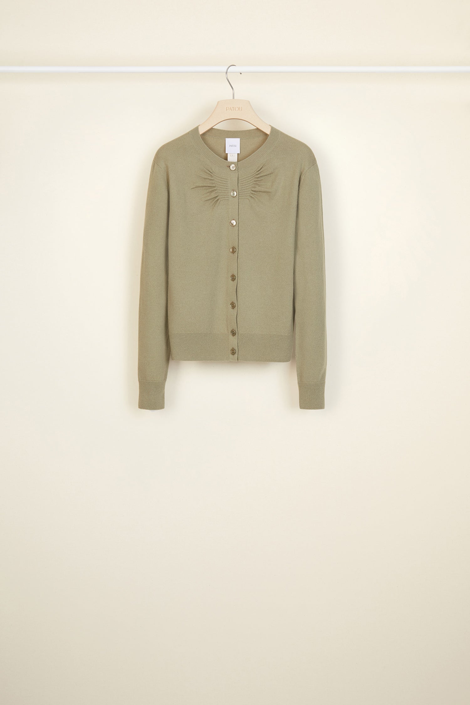 Patou - Cardigan in lana e cachemire - Khaki - I dettagli signature che reinventano un classico.  Cardigan in misto lana merino e cachemire verde militare. Collo tondo e dettaglio in nido d&amp;#39;ape sul petto. Chiusura con bottoni in madreperla sul fronte. Logo in metallo dorato cucito sul retro. Scollo, orlo e polsini a costine.