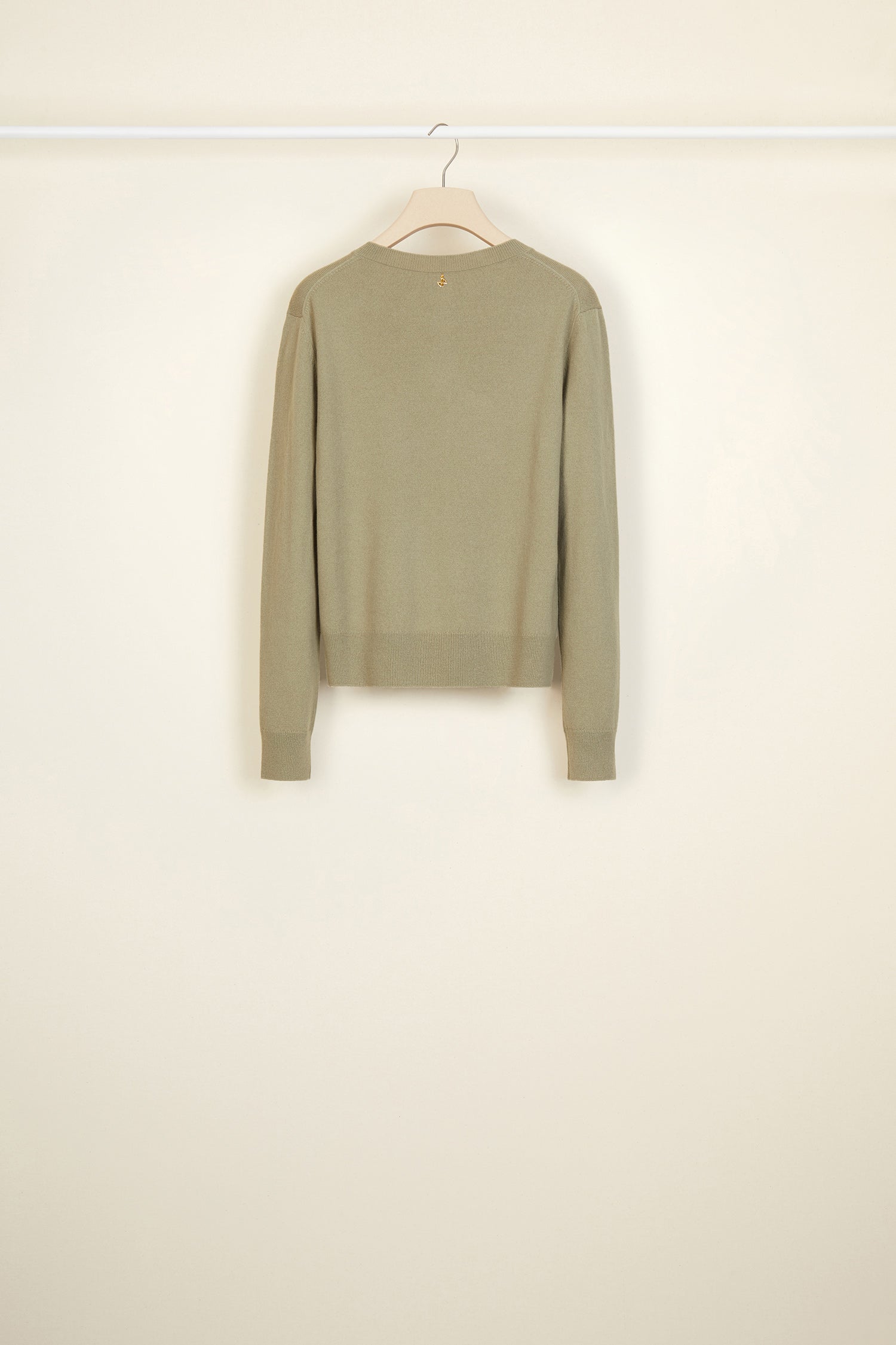 Patou - Cardigan in lana e cachemire - Khaki - I dettagli signature che reinventano un classico.  Cardigan in misto lana merino e cachemire verde militare. Collo tondo e dettaglio in nido d&amp;#39;ape sul petto. Chiusura con bottoni in madreperla sul fronte. Logo in metallo dorato cucito sul retro. Scollo, orlo e polsini a costine.