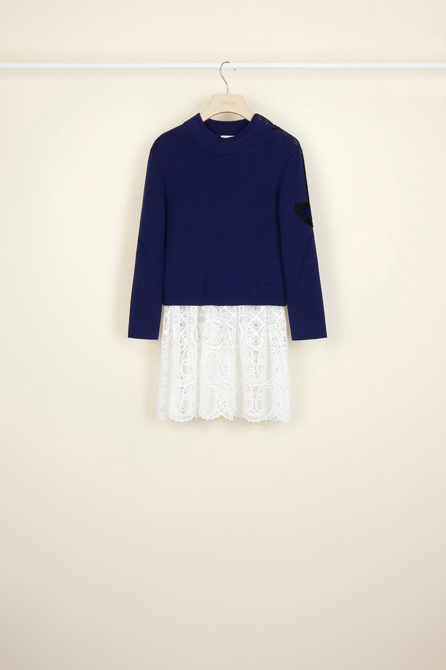 Patou - Baumwollpullover mit Guipure-Spitze - Persian Blue - Eine Liebeserklärung an die Bretagne!  Persisch blauer Baumwollpullover im bretonischen Stil. Knöpfe auf der Schulter, auf dem linken Ärmel eingesticktes Logo. Weiße Guipure-Spitze am Saum.