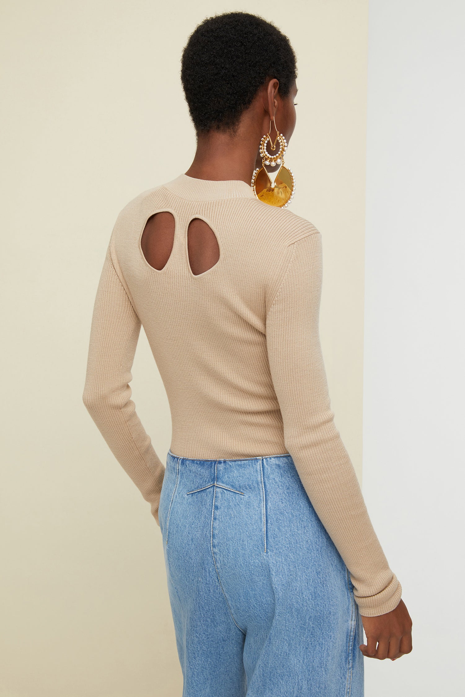 Patou - Pull en laine et soie à découpes dos - Sand - Patou dynamise la maille.Pull côtelé en mélange laine Mérinos et soie couleur sable. Col rond, silhouette ajustée. Découpes signatures au dos.