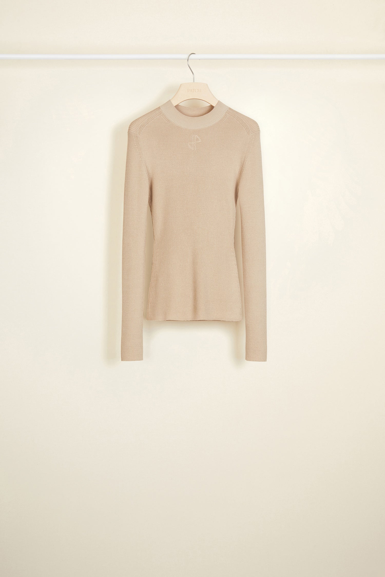 Patou - Pull en laine et soie à découpes dos - Sand - Patou dynamise la maille.Pull côtelé en mélange laine Mérinos et soie couleur sable. Col rond, silhouette ajustée. Découpes signatures au dos.