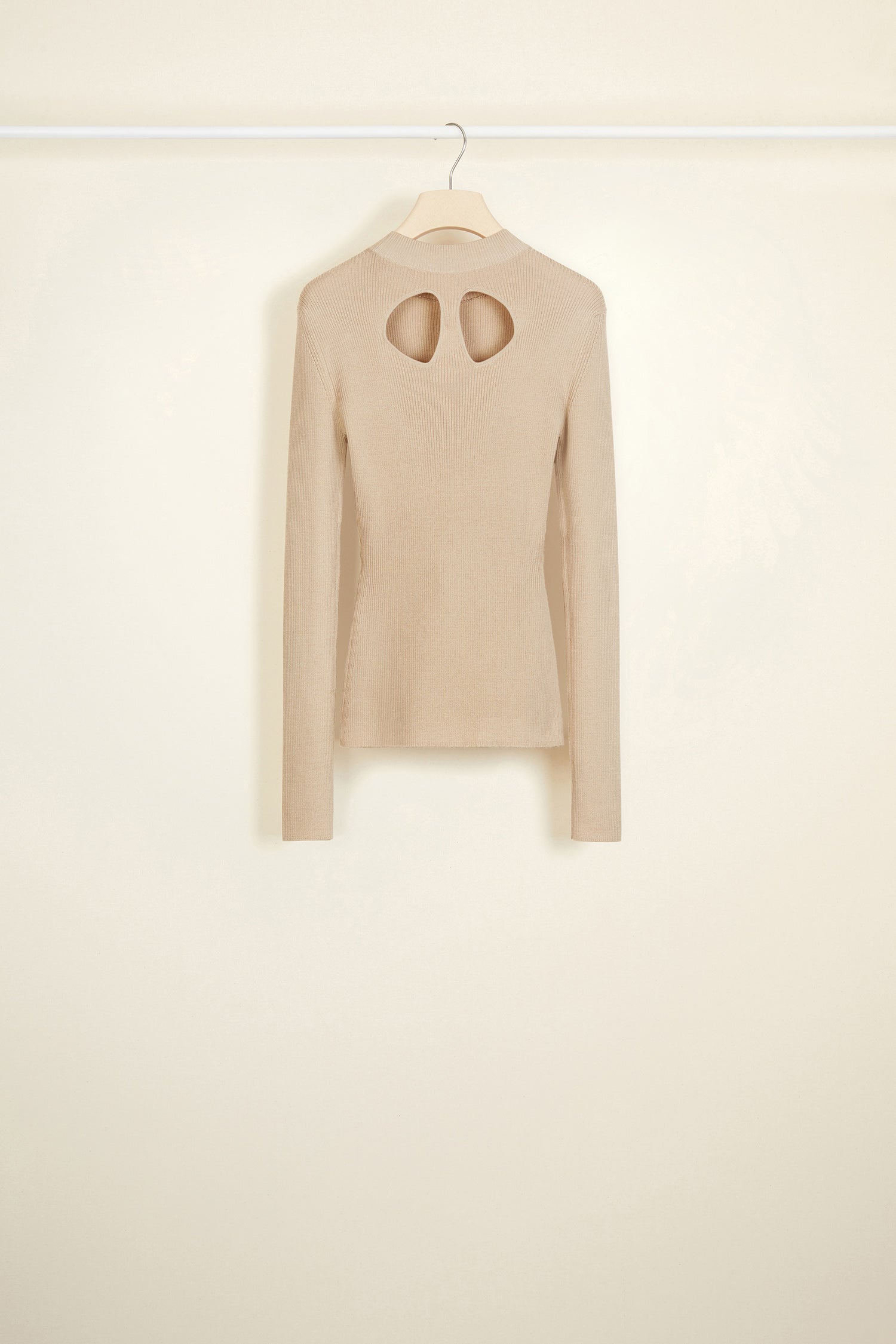 Patou - Pull en laine et soie à découpes dos - Sand - Patou dynamise la maille.Pull côtelé en mélange laine Mérinos et soie couleur sable. Col rond, silhouette ajustée. Découpes signatures au dos.