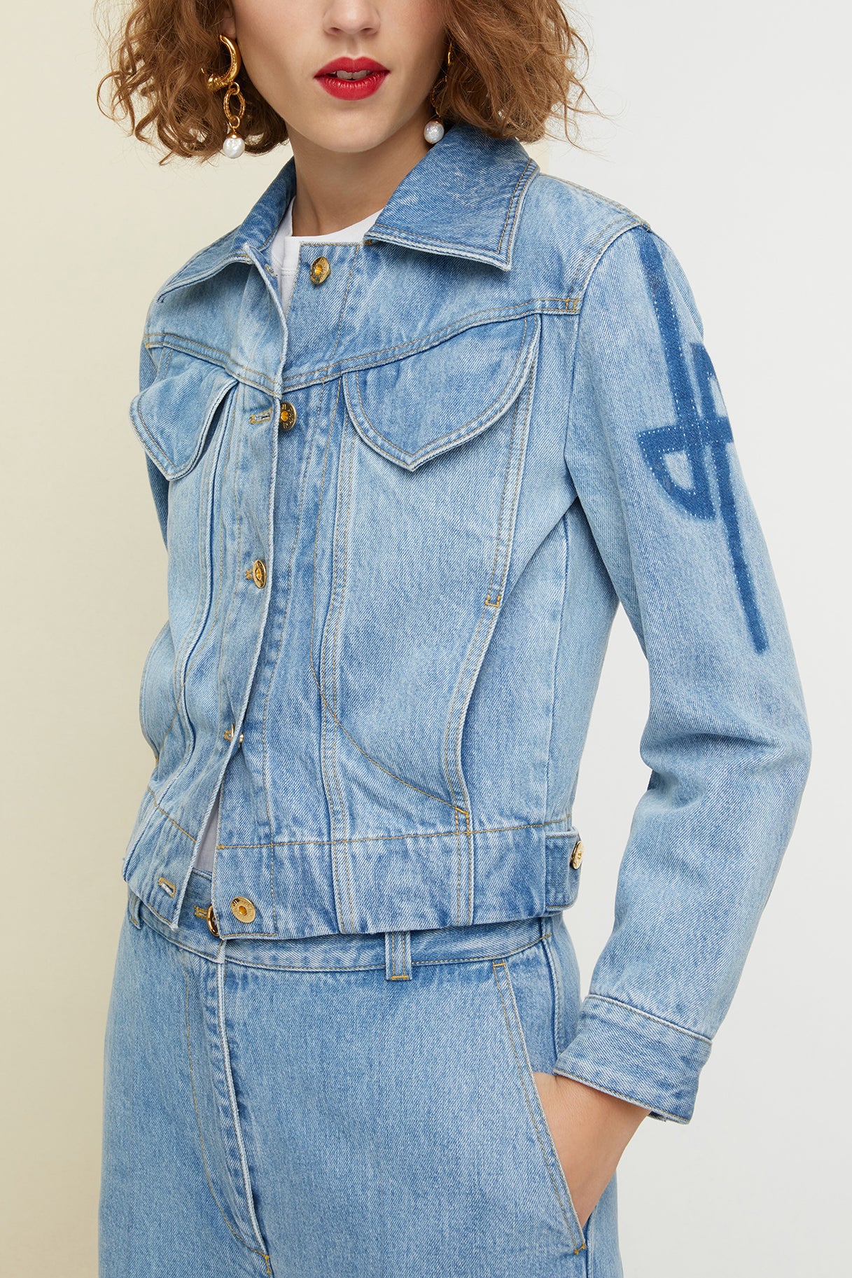 Patou - Giacca in denim bio - Blueberry - Patou firma il denim.Giacca corta in denim bio chiaro con cuciture a contrasto. Logo JP più scuro sulla manica sinistra. Chiusura con bottoni dorati incisi JP. Due tasche con pattina sul petto, due tasche laterali. Cinturini in vita e ai polsi.