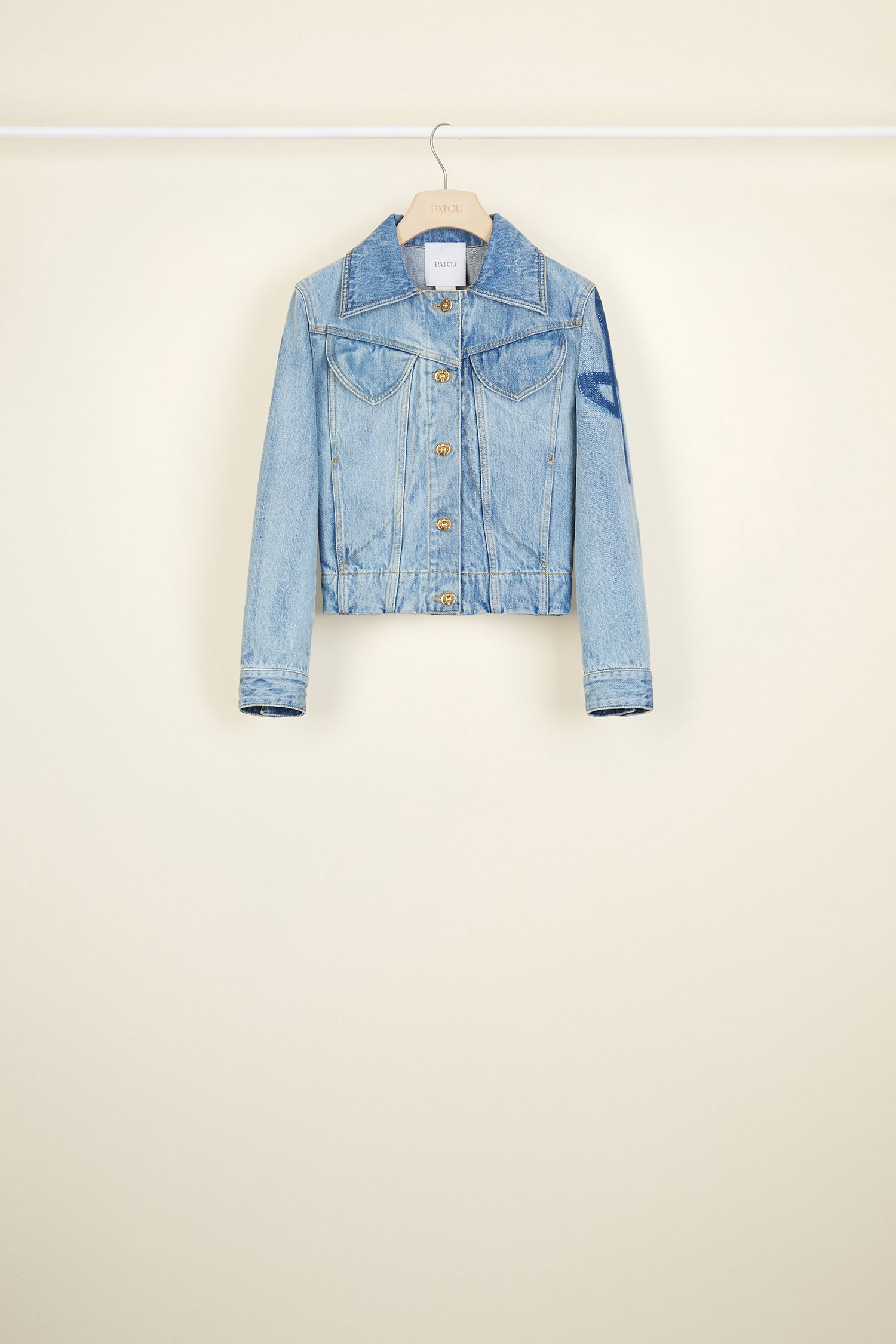 Patou - Giacca in denim bio - Blueberry - Patou firma il denim.Giacca corta in denim bio chiaro con cuciture a contrasto. Logo JP più scuro sulla manica sinistra. Chiusura con bottoni dorati incisi JP. Due tasche con pattina sul petto, due tasche laterali. Cinturini in vita e ai polsi.