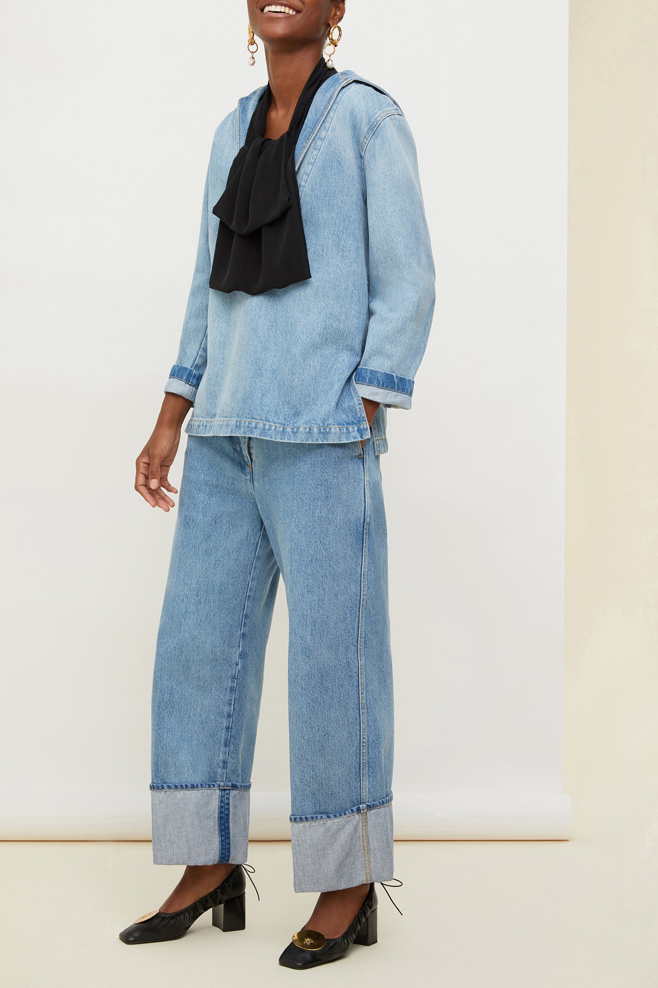 Patou - Matrosenhemd aus Bio-Denim - Blueberry - Denim auf hoher See.Hell gewaschenes Bio-Jeanshemd. Vom Nautik-Thema der Kollektion inspiriert. Matrosenkragen mit tiefem V-Ausschnitt und einem nicht abnehmbaren Knopfriegel vorne sowie dem typischen Tuch hinten. Ausgestellt mit Seitenschlitzen. Kontrastierende Nähte.