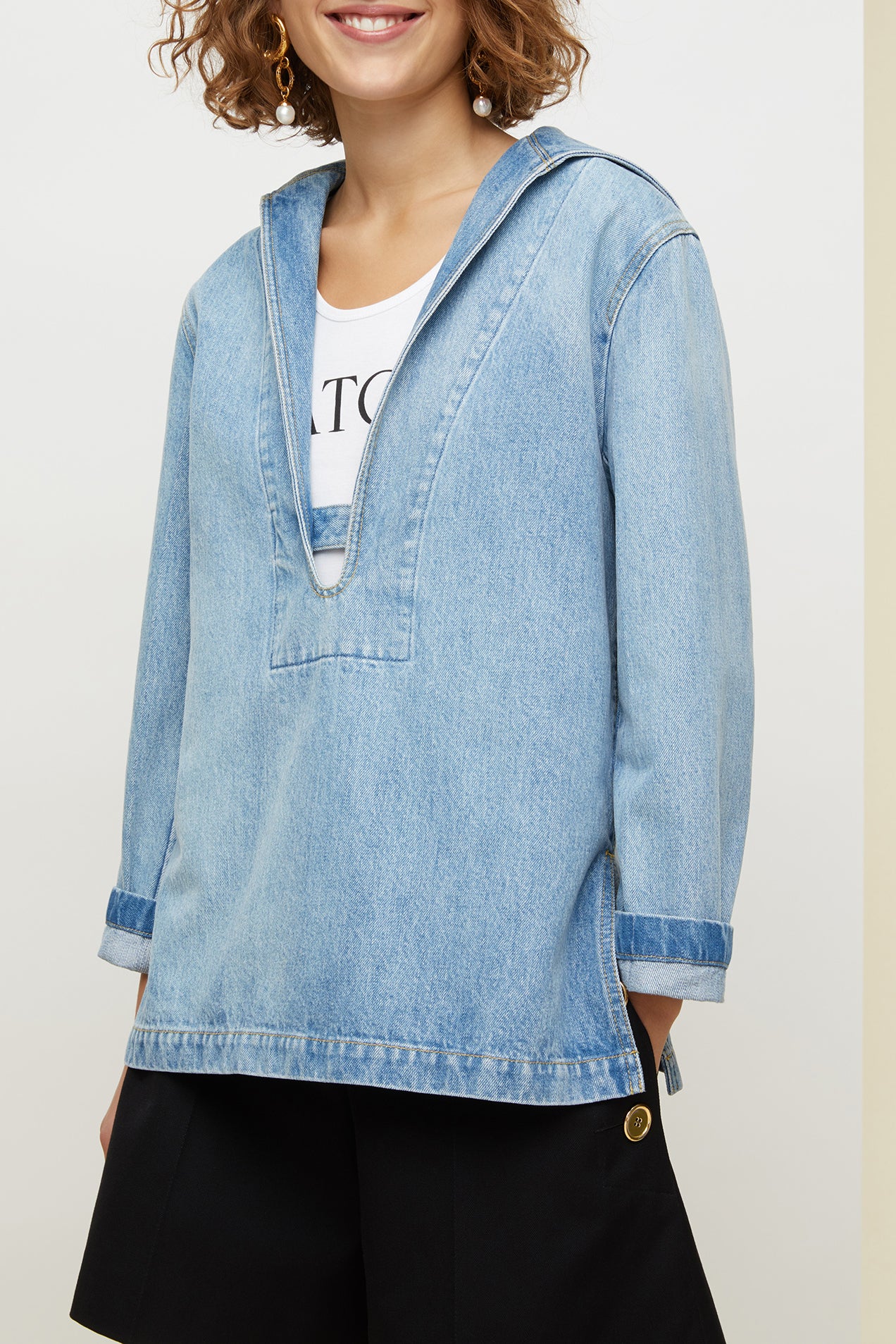 Patou - Matrosenhemd aus Bio-Denim - Blueberry - Denim auf hoher See.Hell gewaschenes Bio-Jeanshemd. Vom Nautik-Thema der Kollektion inspiriert. Matrosenkragen mit tiefem V-Ausschnitt und einem nicht abnehmbaren Knopfriegel vorne sowie dem typischen Tuch hinten. Ausgestellt mit Seitenschlitzen. Kontrastierende Nähte.