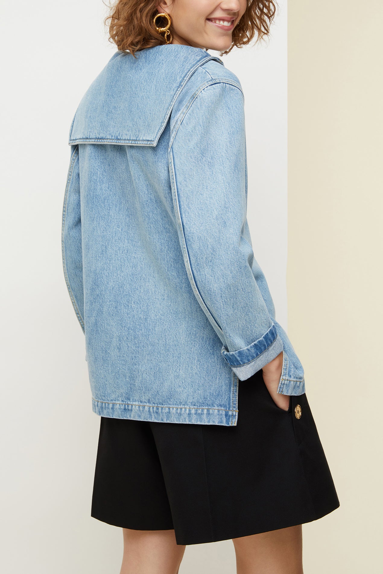 Patou - Matrosenhemd aus Bio-Denim - Blueberry - Denim auf hoher See.Hell gewaschenes Bio-Jeanshemd. Vom Nautik-Thema der Kollektion inspiriert. Matrosenkragen mit tiefem V-Ausschnitt und einem nicht abnehmbaren Knopfriegel vorne sowie dem typischen Tuch hinten. Ausgestellt mit Seitenschlitzen. Kontrastierende Nähte.