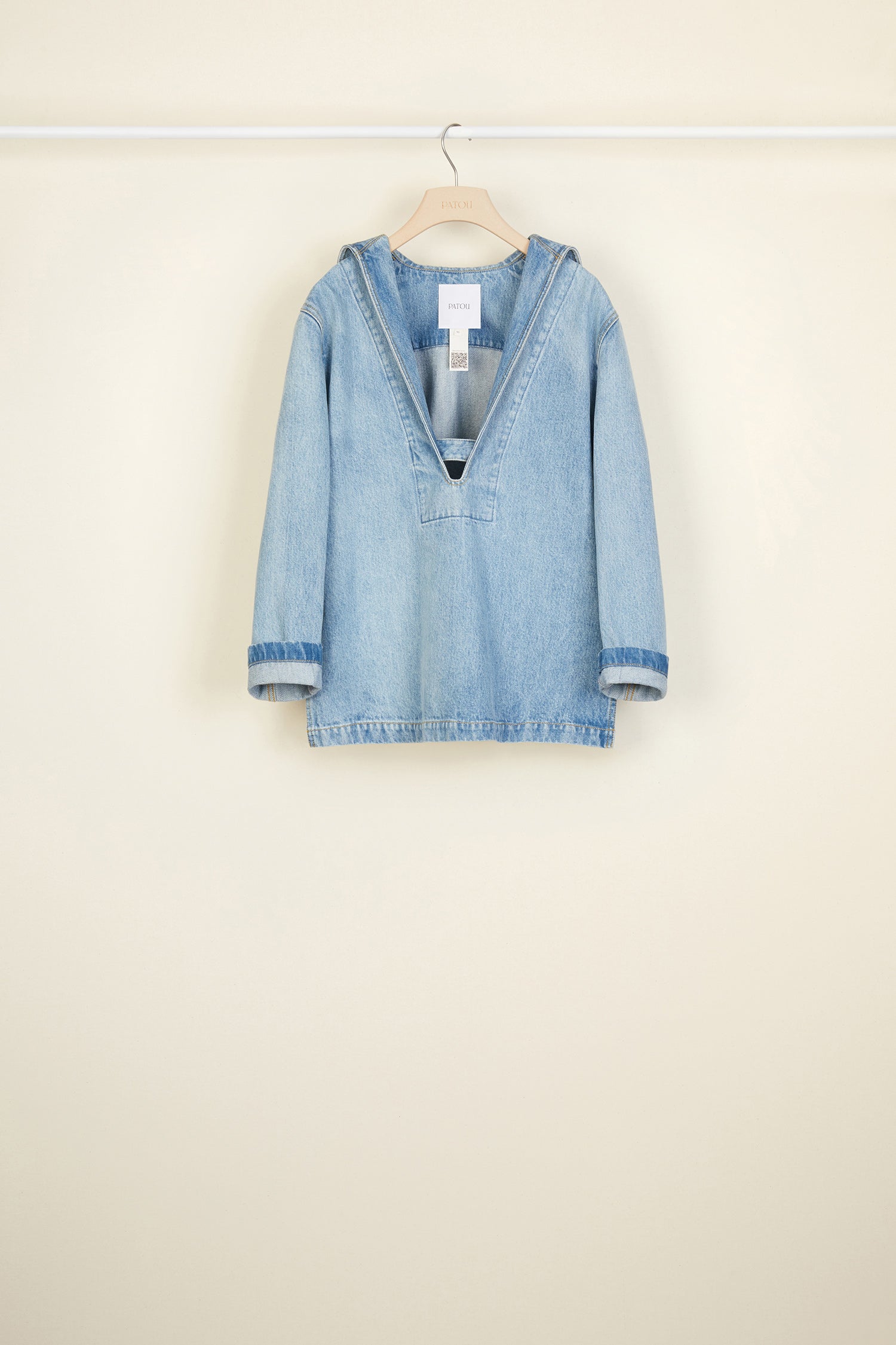 Patou - Matrosenhemd aus Bio-Denim - Blueberry - Denim auf hoher See.Hell gewaschenes Bio-Jeanshemd. Vom Nautik-Thema der Kollektion inspiriert. Matrosenkragen mit tiefem V-Ausschnitt und einem nicht abnehmbaren Knopfriegel vorne sowie dem typischen Tuch hinten. Ausgestellt mit Seitenschlitzen. Kontrastierende Nähte.