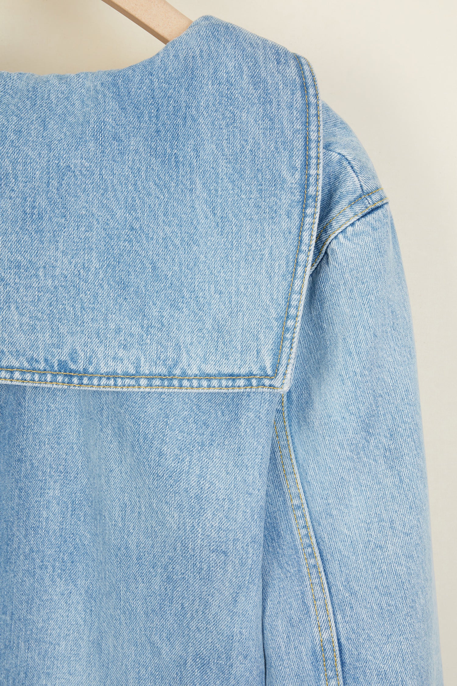 Patou - Matrosenhemd aus Bio-Denim - Blueberry - Denim auf hoher See.Hell gewaschenes Bio-Jeanshemd. Vom Nautik-Thema der Kollektion inspiriert. Matrosenkragen mit tiefem V-Ausschnitt und einem nicht abnehmbaren Knopfriegel vorne sowie dem typischen Tuch hinten. Ausgestellt mit Seitenschlitzen. Kontrastierende Nähte.