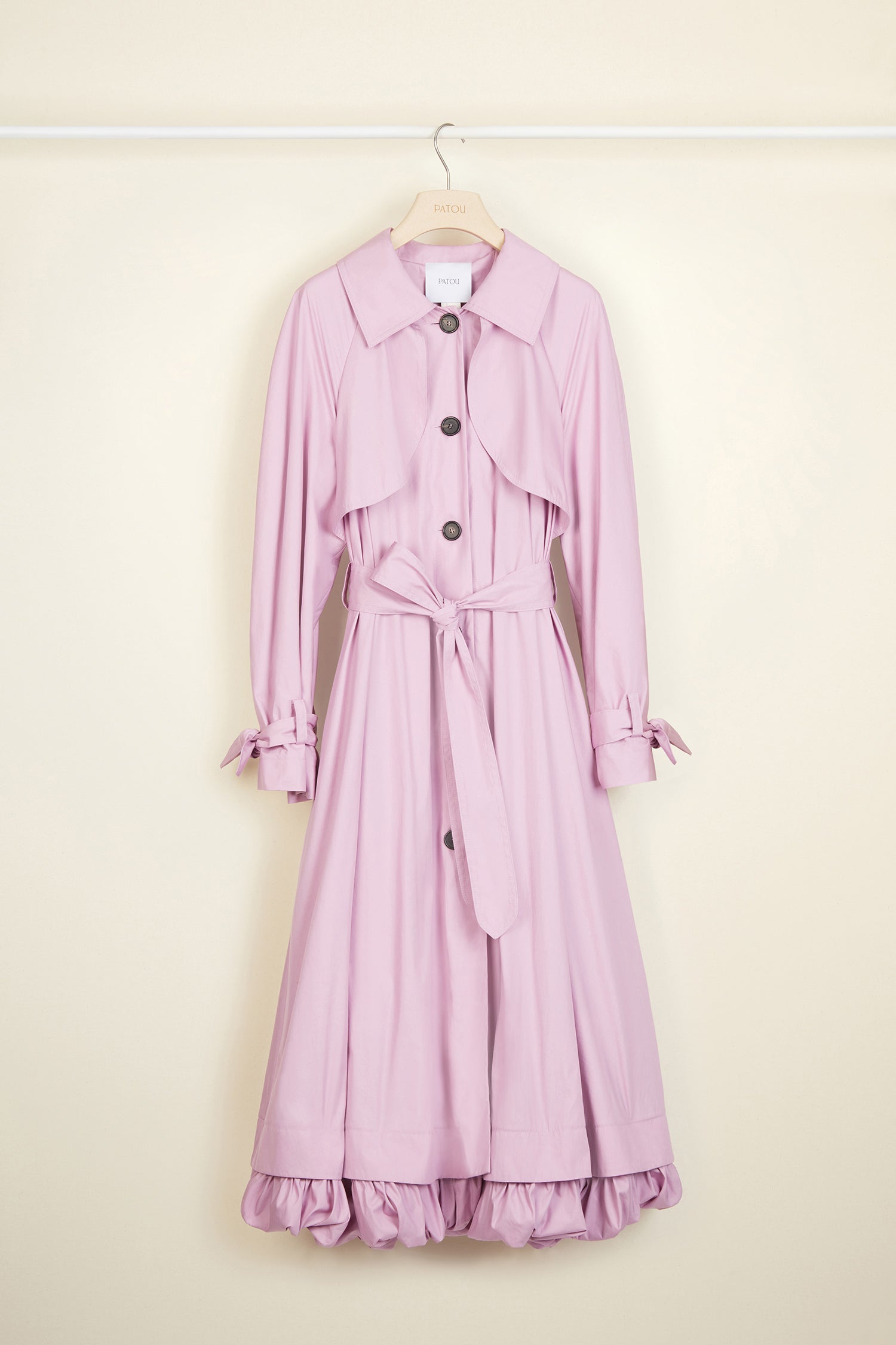 Patou - Trench in gabardine con fodera rimovibile - Lilac - L&amp;#39;arte del trench alla parigina.Trench in gabardine di cotone lilla. Silhouette leggermente svasata con mezza fodera rimovibile in stile gonna a palloncino. Collo revers e pattina frangivento. Cintura da legare in vita; cinturini da legare ai polsini.