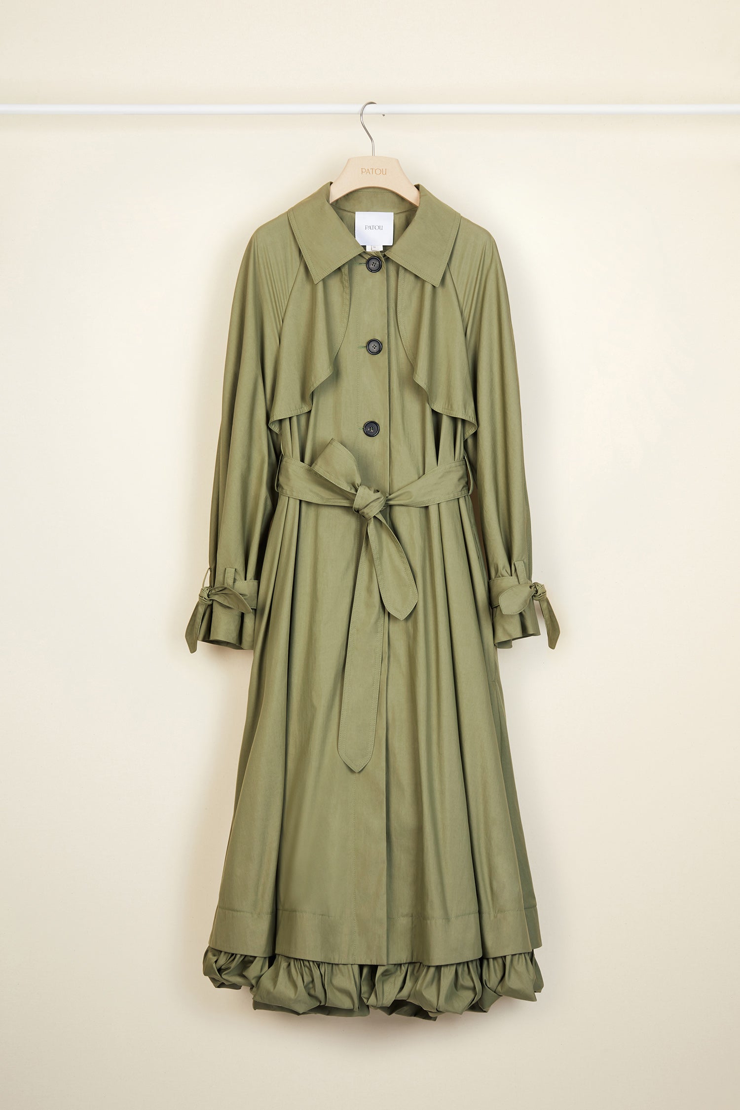 Patou - Trench Coat aus Baumwoll-Gabardine - Khaki - Trench reimt sich auf French!Trenchcoat aus khakifarbener Baumwoll-Gabardine. Leichte A-Linie mit abnehmbaren Ballonrock-Innenfutter, das in der Taille und am Saum angeknöpft wird. Sturmklappe, Bindegürtel und Schleifen an den Manschetten.