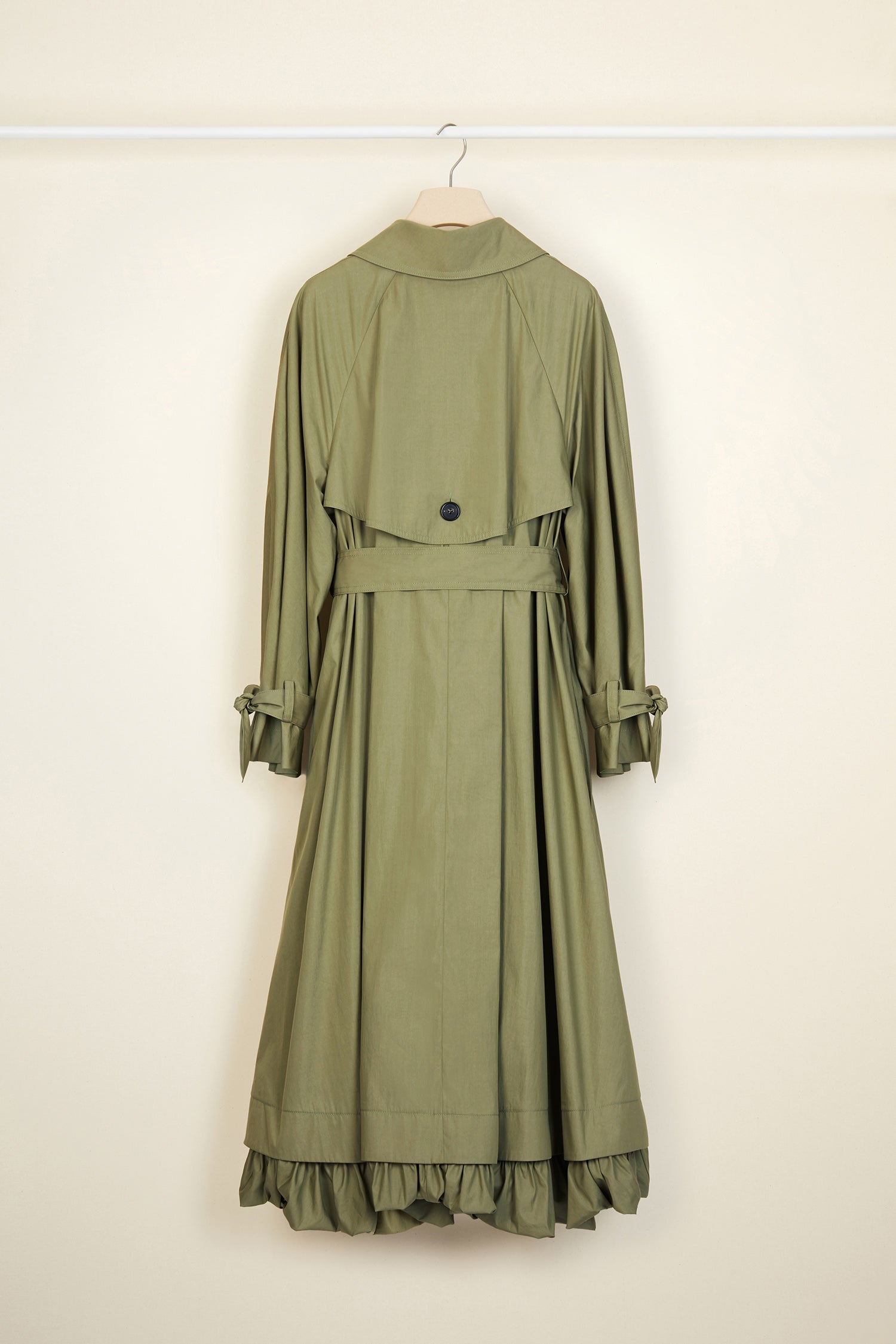 Patou - Trench Coat aus Baumwoll-Gabardine - Khaki - Trench reimt sich auf French!Trenchcoat aus khakifarbener Baumwoll-Gabardine. Leichte A-Linie mit abnehmbaren Ballonrock-Innenfutter, das in der Taille und am Saum angeknöpft wird. Sturmklappe, Bindegürtel und Schleifen an den Manschetten.