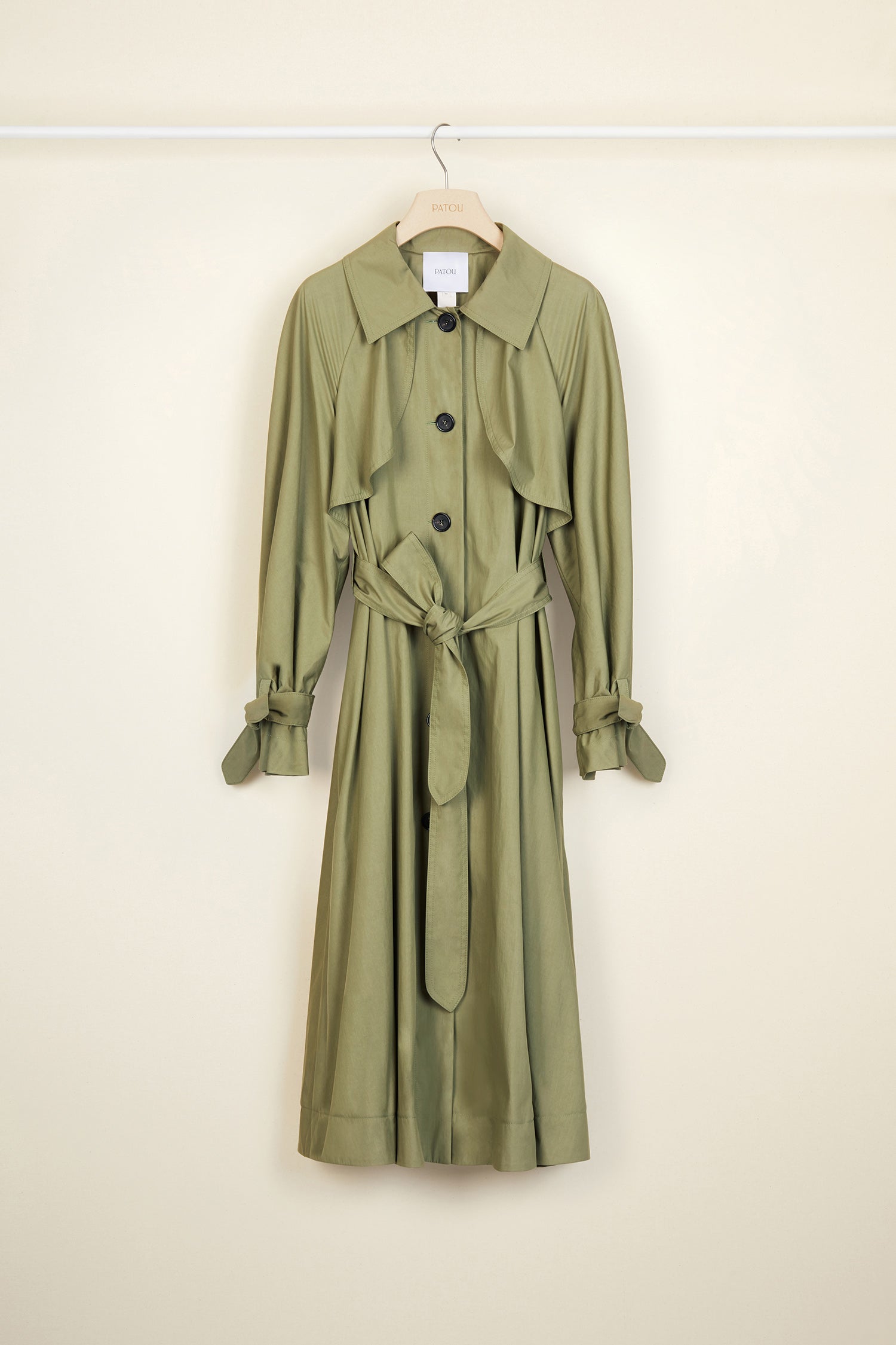 Patou - Trench Coat aus Baumwoll-Gabardine - Khaki - Trench reimt sich auf French!Trenchcoat aus khakifarbener Baumwoll-Gabardine. Leichte A-Linie mit abnehmbaren Ballonrock-Innenfutter, das in der Taille und am Saum angeknöpft wird. Sturmklappe, Bindegürtel und Schleifen an den Manschetten.