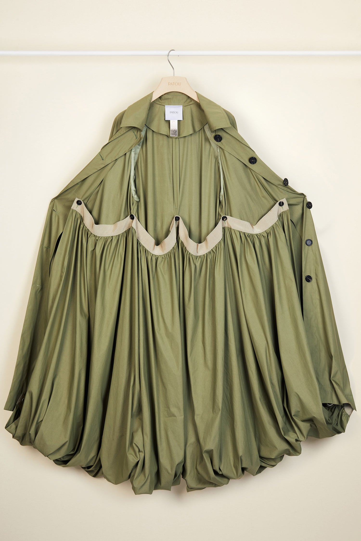 Patou - Trench Coat aus Baumwoll-Gabardine - Khaki - Trench reimt sich auf French!Trenchcoat aus khakifarbener Baumwoll-Gabardine. Leichte A-Linie mit abnehmbaren Ballonrock-Innenfutter, das in der Taille und am Saum angeknöpft wird. Sturmklappe, Bindegürtel und Schleifen an den Manschetten.