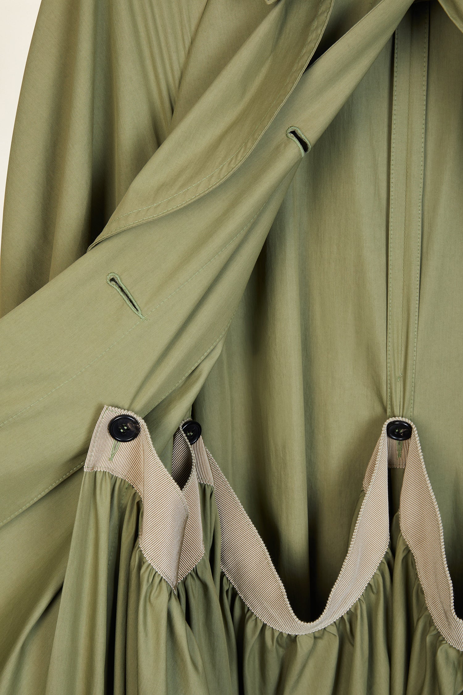 Patou - Trench Coat aus Baumwoll-Gabardine - Khaki - Trench reimt sich auf French!Trenchcoat aus khakifarbener Baumwoll-Gabardine. Leichte A-Linie mit abnehmbaren Ballonrock-Innenfutter, das in der Taille und am Saum angeknöpft wird. Sturmklappe, Bindegürtel und Schleifen an den Manschetten.