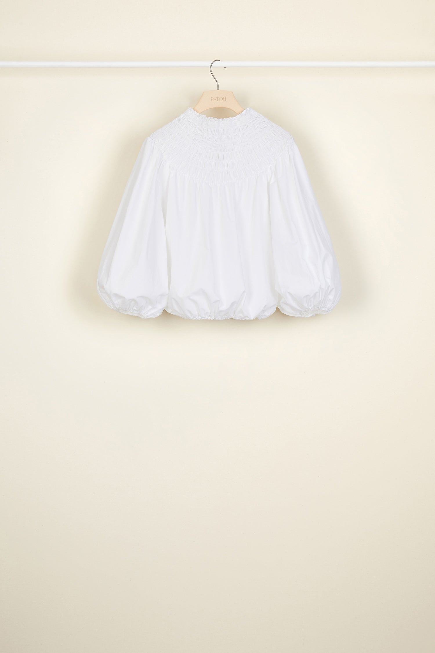 Patou - Top corto in popeline a nido d&amp;#39;ape - White - Il nido d&amp;#39;ape, versione corta.Top in popeline bianca con collo a nido d&amp;#39;ape che può svelare le spalle. Logo JP dorato sul retro. Silhouette corta e maniche a tre quarti. Polsini e orlo elasticizzati.