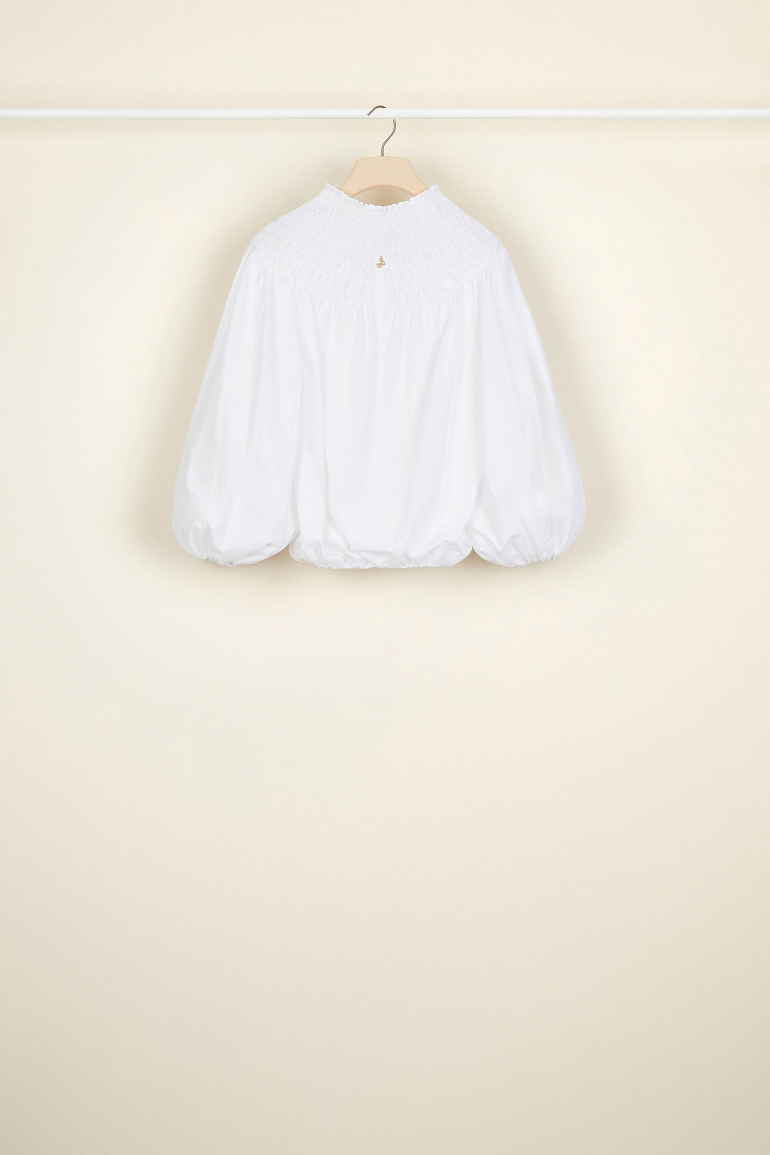 Patou - Top corto in popeline a nido d&amp;#39;ape - White - Il nido d&amp;#39;ape, versione corta.Top in popeline bianca con collo a nido d&amp;#39;ape che può svelare le spalle. Logo JP dorato sul retro. Silhouette corta e maniche a tre quarti. Polsini e orlo elasticizzati.