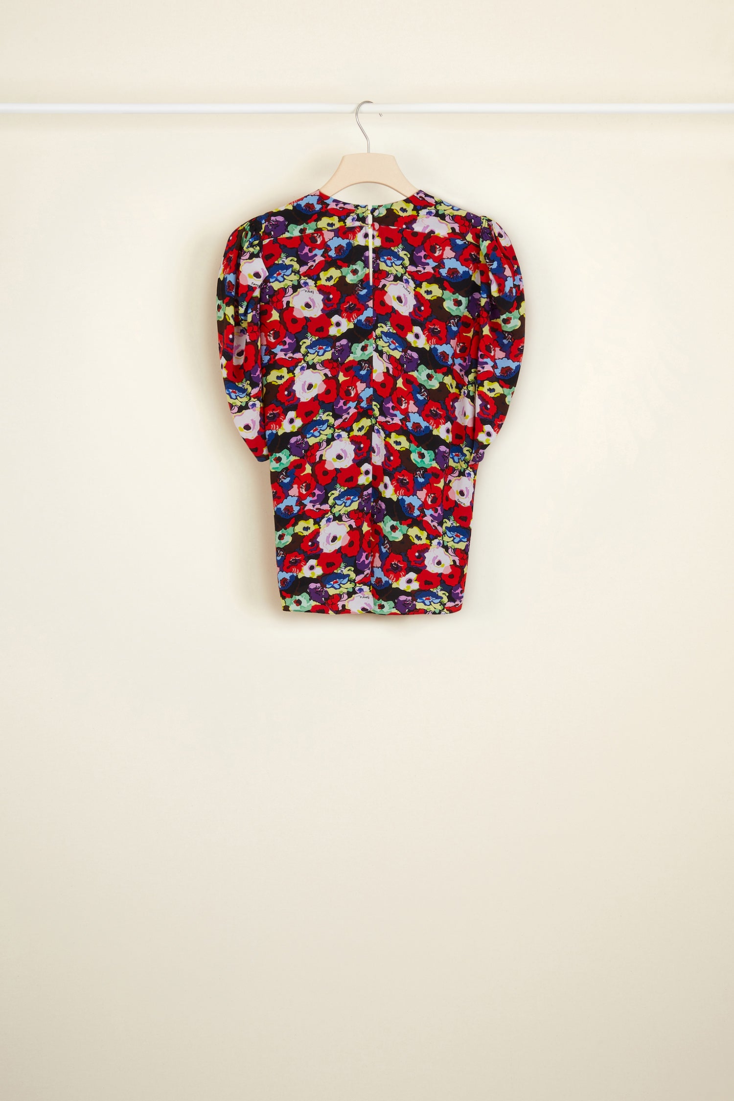 Patou - Blümchen-Top mit Rüschen und Schleifen - A Thousand Flowers Bloom Print - Blüten und Schleifen.Gerüschtes Oberteil mit dem charakteristischen „A Thousand Flowers Bloom&amp;quot;-Print dieser Saison. Mehrere schwarze Schleifen auf der Vorderseite. Kurze Tulpenärmel. Knopfverschluss hinten. Asymmetrischer Saum.