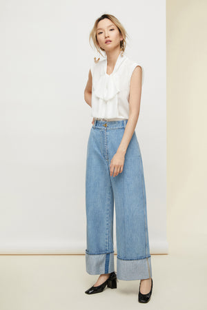 Top smanicato con collo lavallière