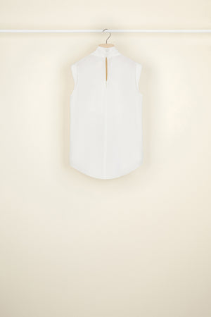 Top smanicato con collo lavallière