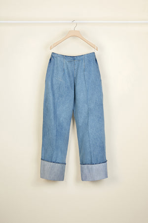 Pantalone in denim bio con risvolto